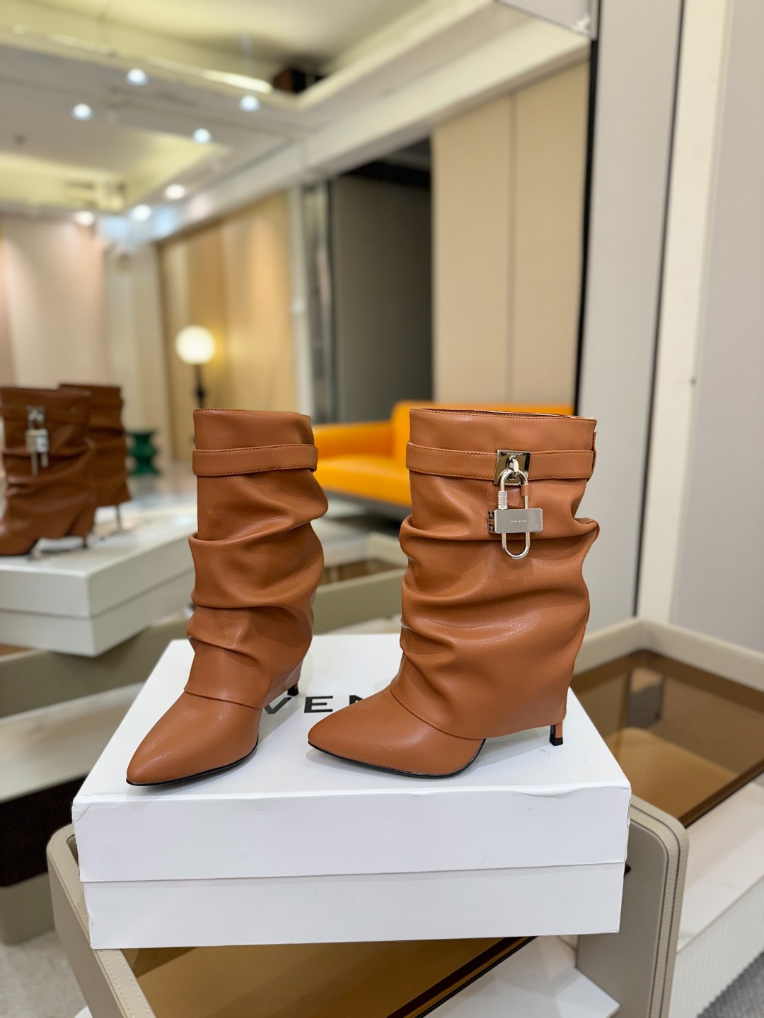 专柜正品级定制版本GIVENCHY𝐒𝐒 𝐧𝐞𝐰 高跟细跟短靴，市面最高版本纪梵希 锁扣 风靡整个时尚圈‼