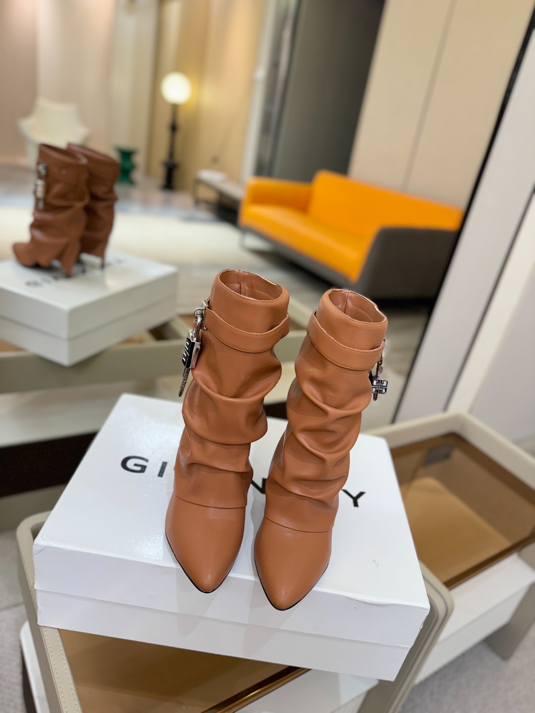 专柜正品级定制版本GIVENCHY𝐒𝐒 𝐧𝐞𝐰 高跟细跟短靴，市面最高版本纪梵希 锁扣 风靡整个时尚圈‼