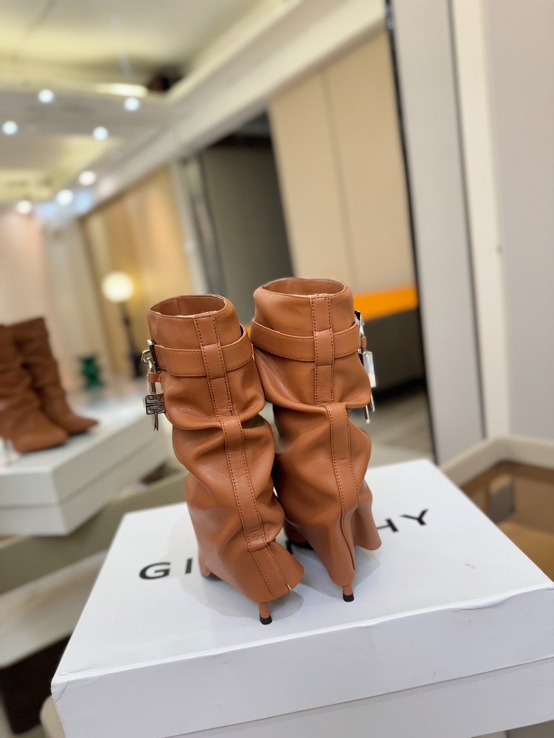 专柜正品级定制版本GIVENCHY𝐒𝐒 𝐧𝐞𝐰 高跟细跟短靴，市面最高版本纪梵希 锁扣 风靡整个时尚圈‼