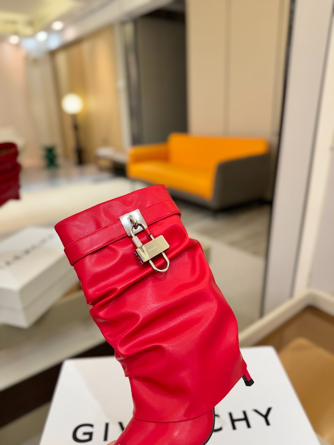 专柜正品级定制版本GIVENCHY𝐒𝐒 𝐧𝐞𝐰 高跟细跟短靴，市面最高版本纪梵希 锁扣 风靡整个时尚圈‼