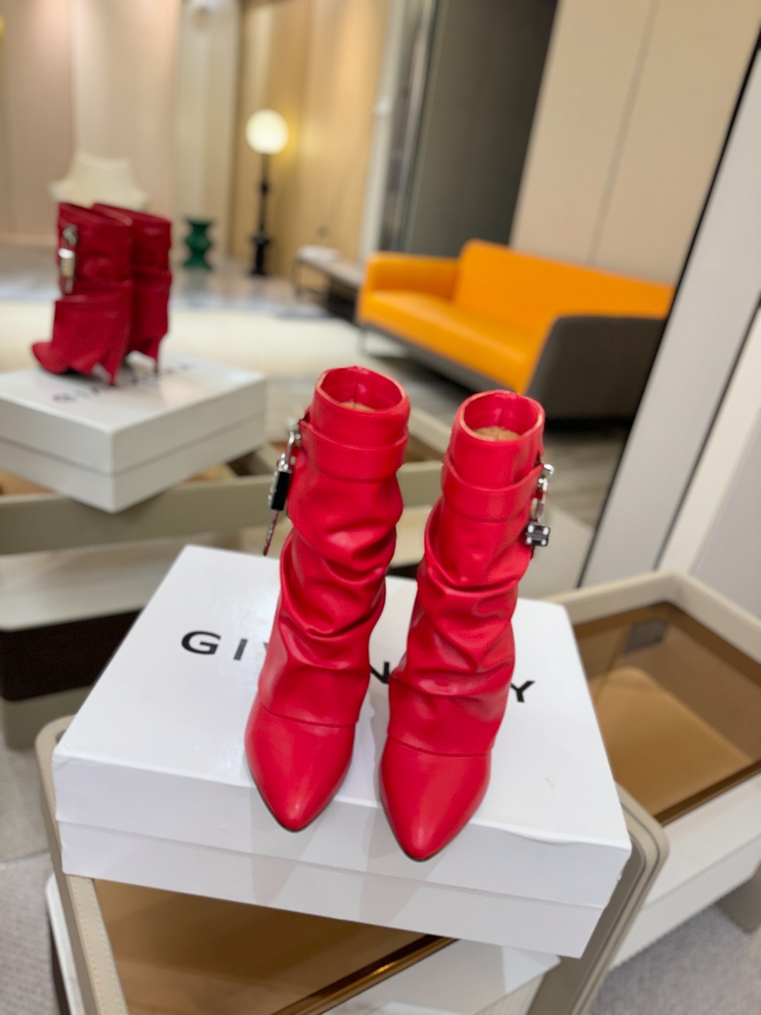 专柜正品级定制版本GIVENCHY𝐒𝐒 𝐧𝐞𝐰 高跟细跟短靴，市面最高版本纪梵希 锁扣 风靡整个时尚圈‼