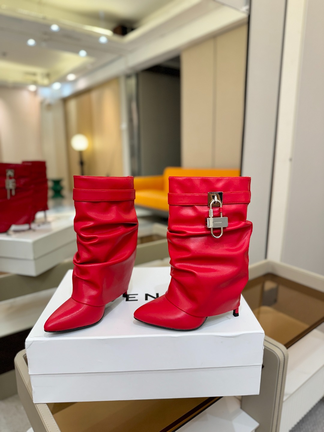 专柜正品级定制版本GIVENCHY𝐒𝐒 𝐧𝐞𝐰 高跟细跟短靴，市面最高版本纪梵希 锁扣 风靡整个时尚圈‼