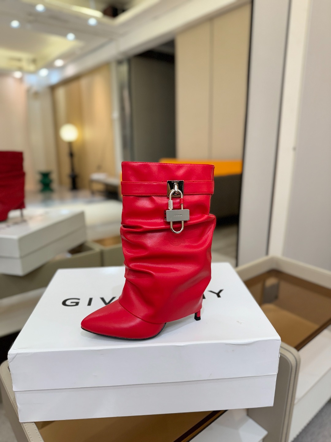 专柜正品级定制版本GIVENCHY𝐒𝐒 𝐧𝐞𝐰 高跟细跟短靴，市面最高版本纪梵希 锁扣 风靡整个时尚圈‼