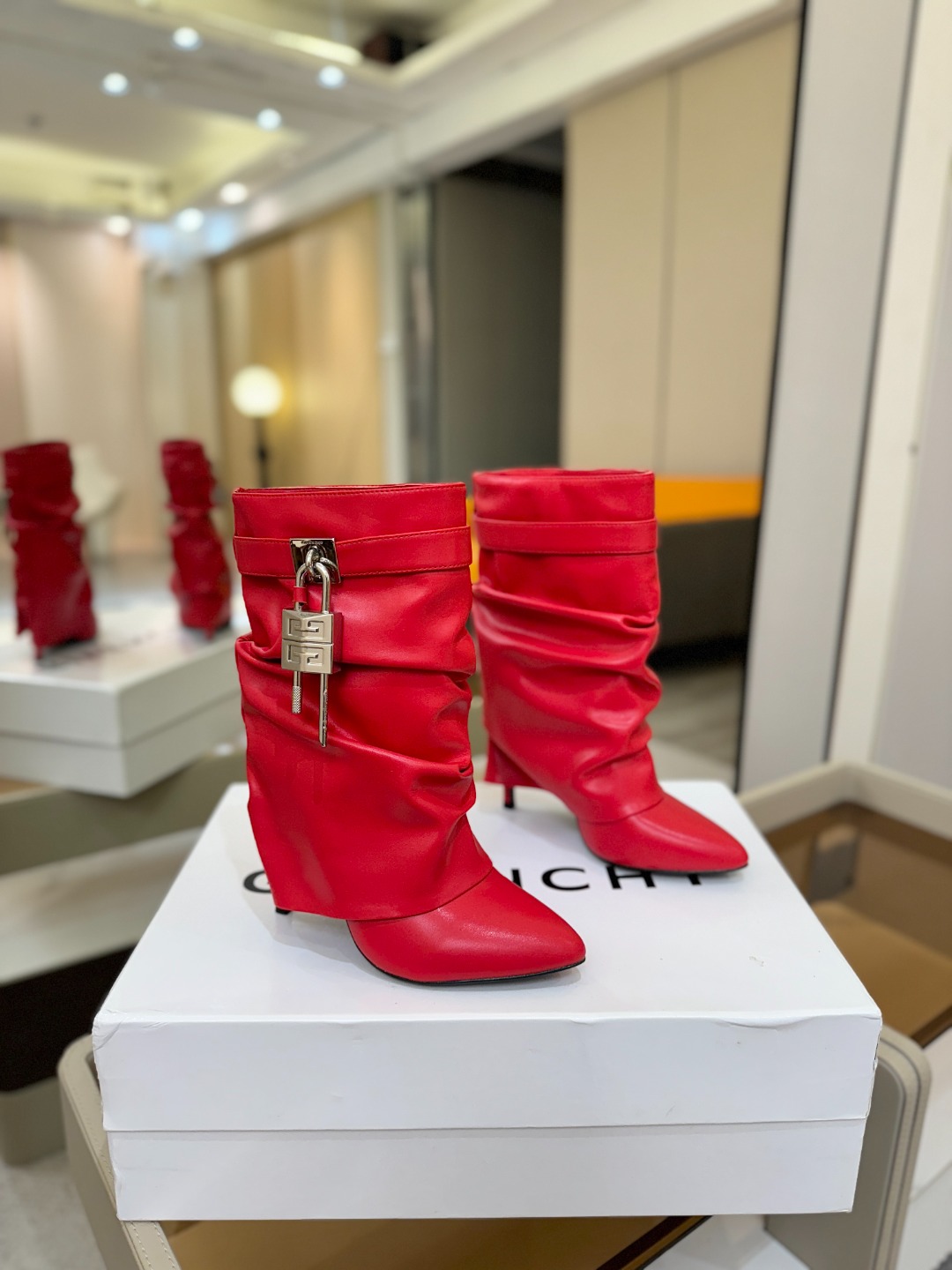 专柜正品级定制版本GIVENCHY𝐒𝐒 𝐧𝐞𝐰 高跟细跟短靴，市面最高版本纪梵希 锁扣 风靡整个时尚圈‼