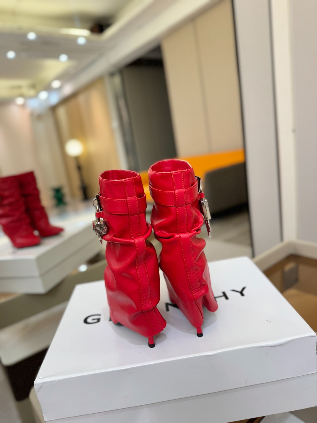 专柜正品级定制版本GIVENCHY𝐒𝐒 𝐧𝐞𝐰 高跟细跟短靴，市面最高版本纪梵希 锁扣 风靡整个时尚圈‼