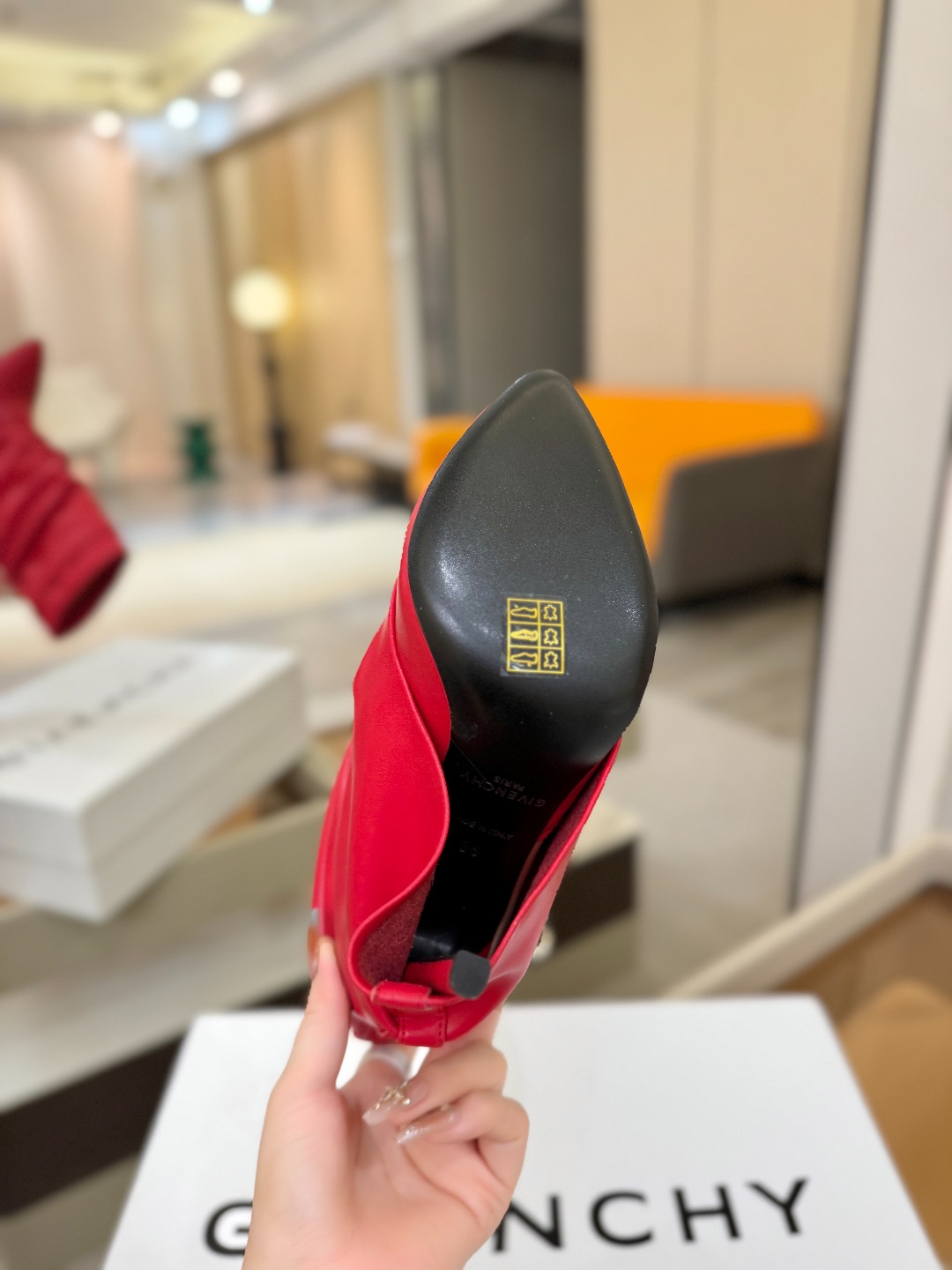 专柜正品级定制版本GIVENCHY𝐒𝐒 𝐧𝐞𝐰 高跟细跟短靴，市面最高版本纪梵希 锁扣 风靡整个时尚圈‼