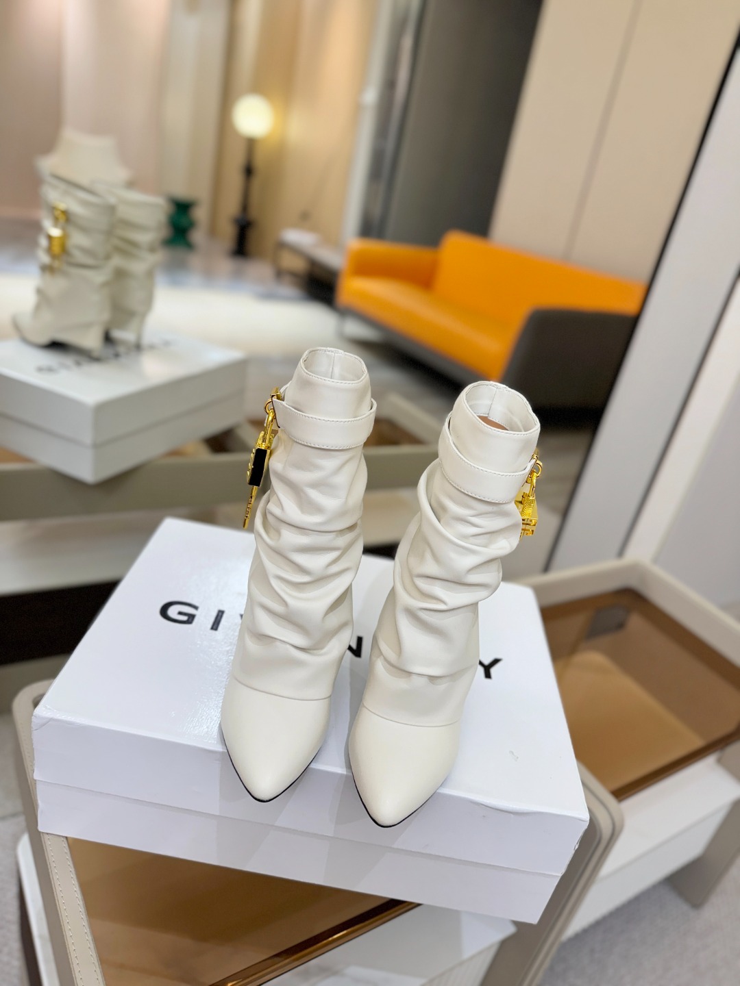 专柜正品级定制版本GIVENCHY𝐒𝐒 𝐧𝐞𝐰 高跟细跟短靴，市面最高版本纪梵希 锁扣 风靡整个时尚圈‼