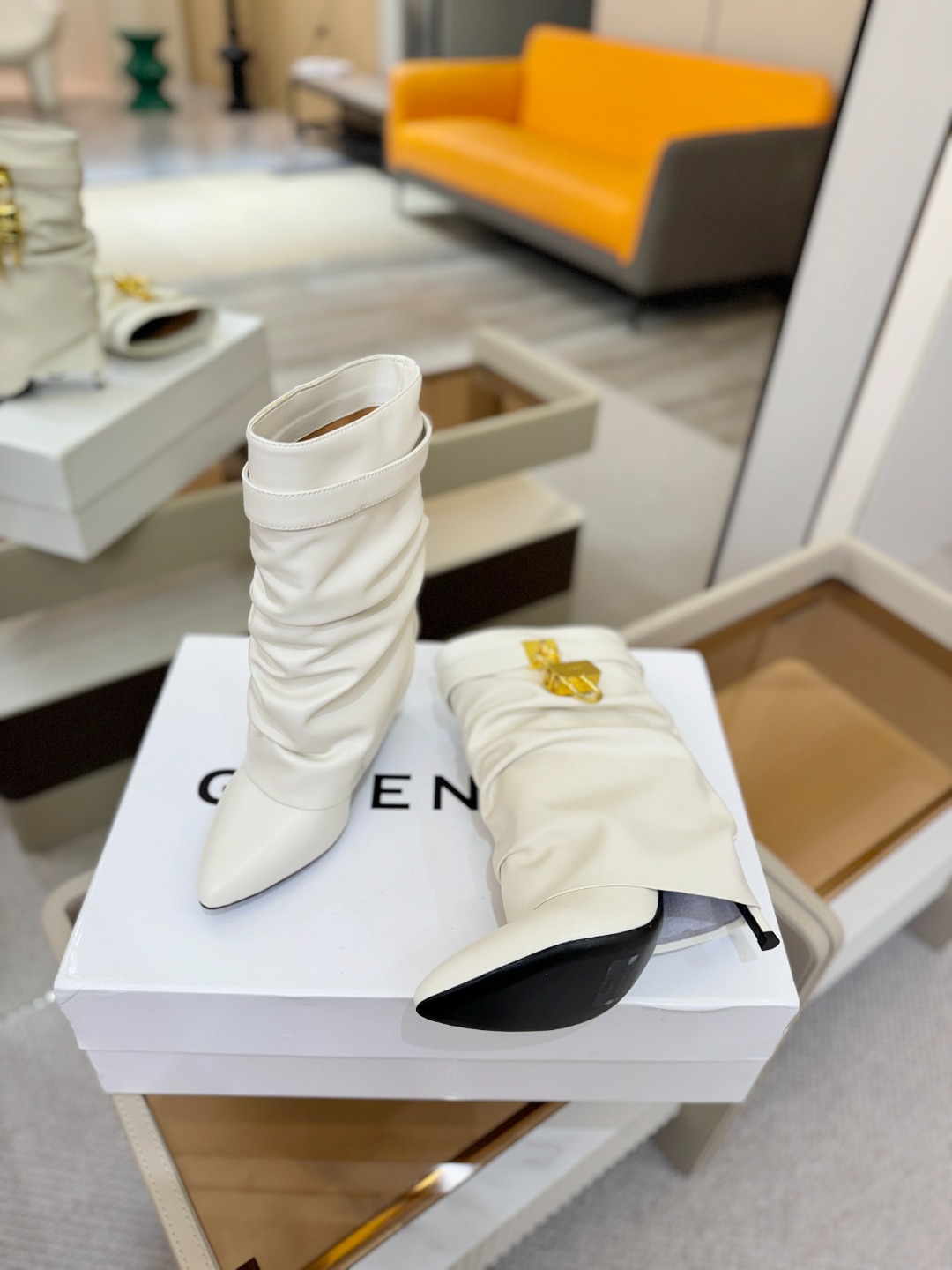 专柜正品级定制版本GIVENCHY𝐒𝐒 𝐧𝐞𝐰 高跟细跟短靴，市面最高版本纪梵希 锁扣 风靡整个时尚圈‼