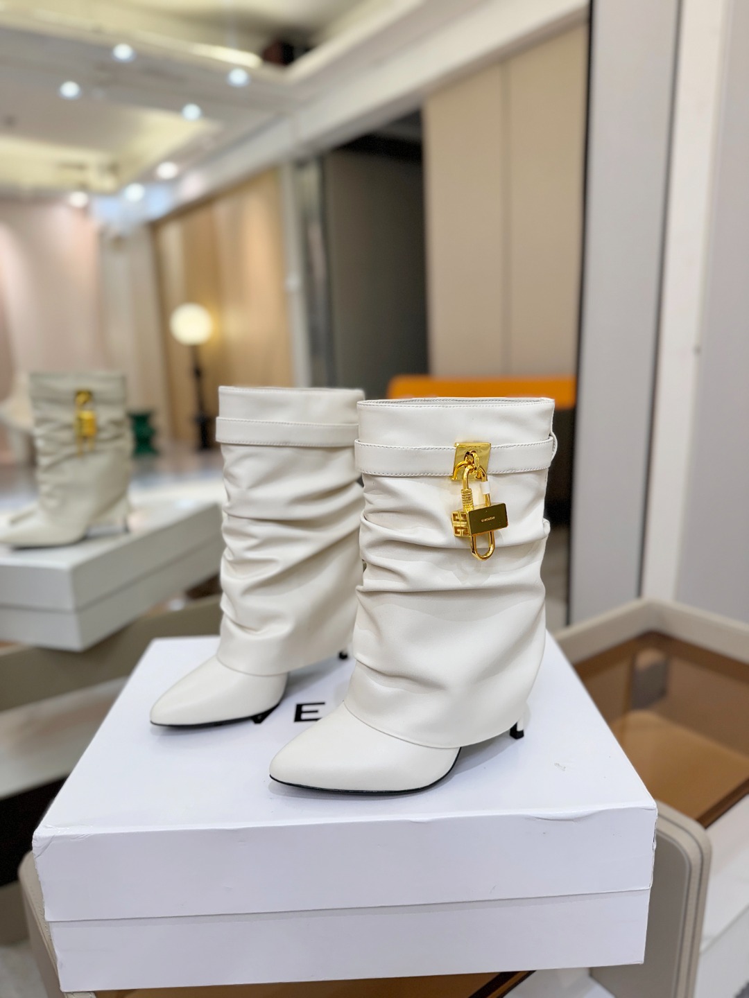 专柜正品级定制版本GIVENCHY𝐒𝐒 𝐧𝐞𝐰 高跟细跟短靴，市面最高版本纪梵希 锁扣 风靡整个时尚圈‼