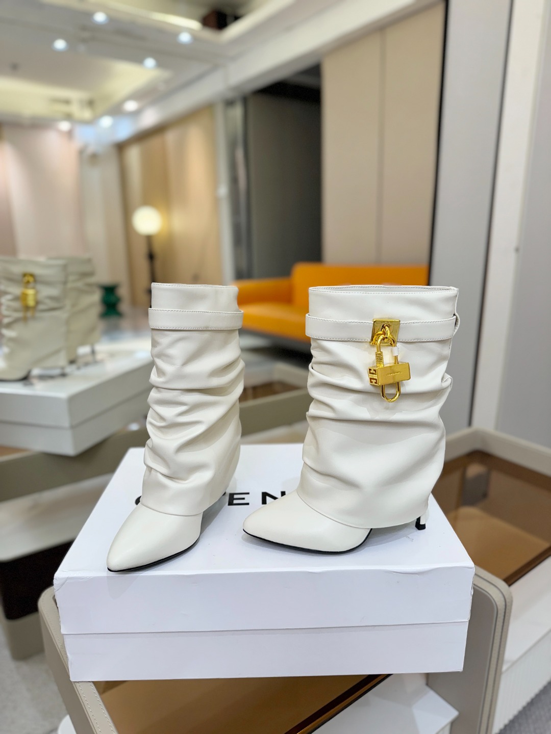 专柜正品级定制版本GIVENCHY𝐒𝐒 𝐧𝐞𝐰 高跟细跟短靴，市面最高版本纪梵希 锁扣 风靡整个时尚圈‼