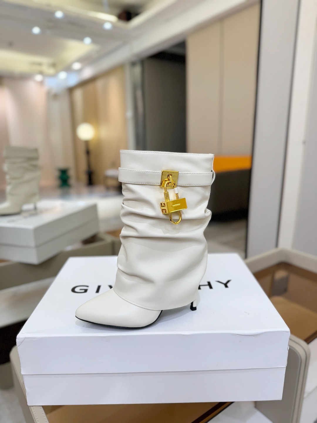 专柜正品级定制版本GIVENCHY𝐒𝐒 𝐧𝐞𝐰 高跟细跟短靴，市面最高版本纪梵希 锁扣 风靡整个时尚圈‼