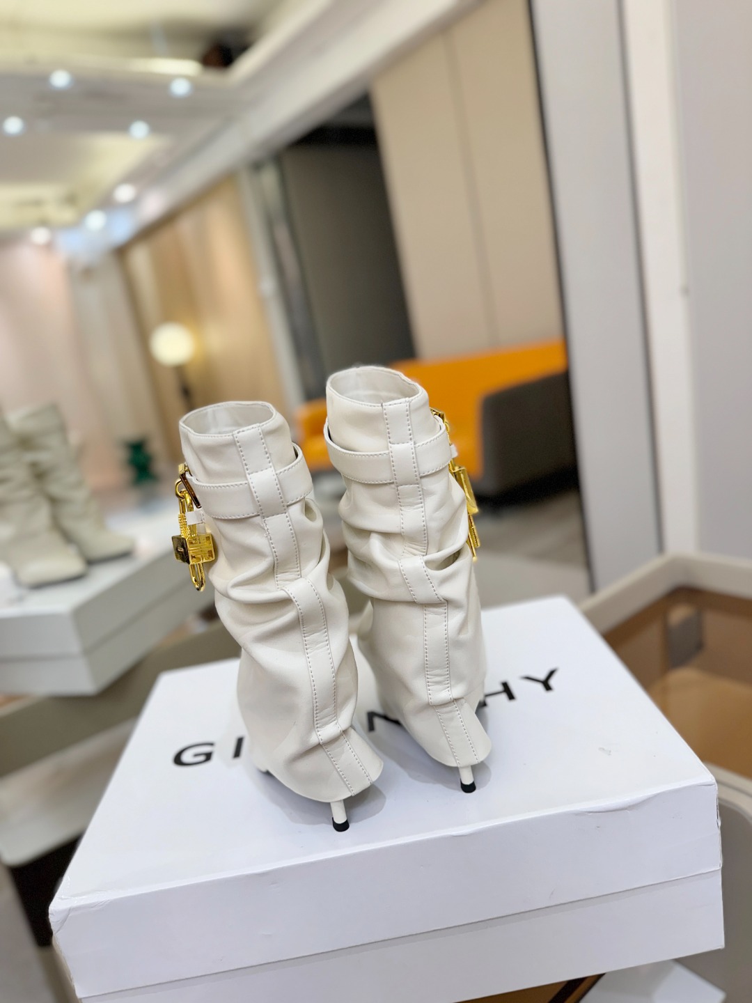 专柜正品级定制版本GIVENCHY𝐒𝐒 𝐧𝐞𝐰 高跟细跟短靴，市面最高版本纪梵希 锁扣 风靡整个时尚圈‼