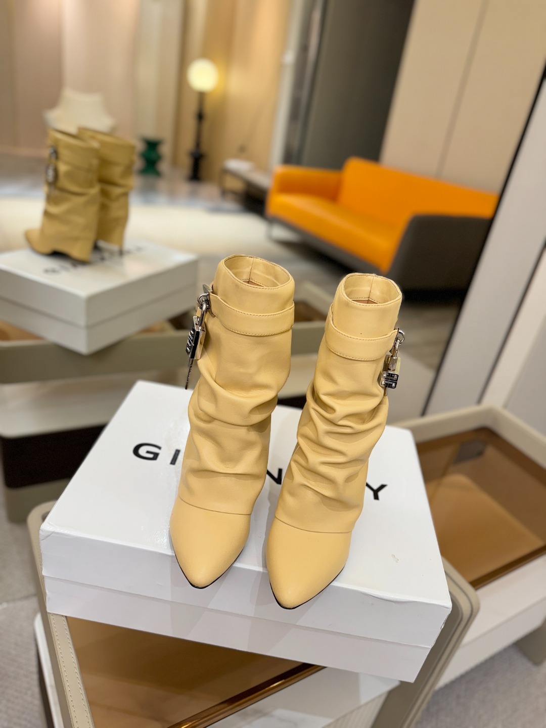 专柜正品级定制版本GIVENCHY𝐒𝐒 𝐧𝐞𝐰 高跟细跟短靴，市面最高版本纪梵希 锁扣 风靡整个时尚圈‼