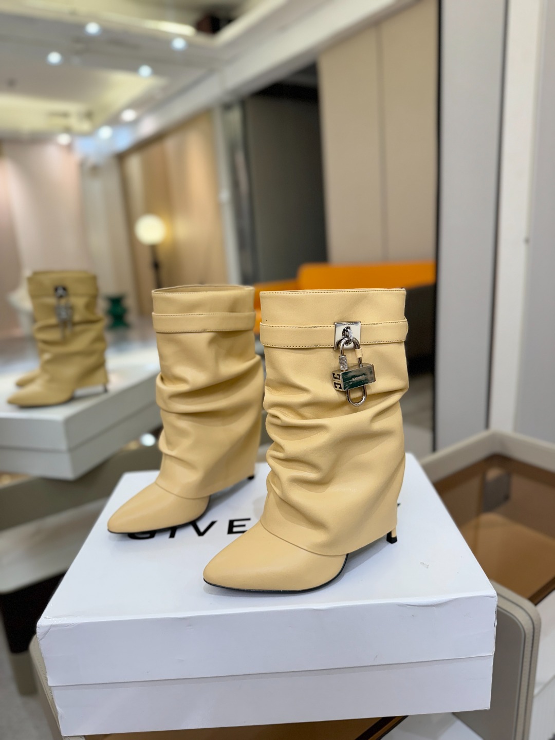 专柜正品级定制版本GIVENCHY𝐒𝐒 𝐧𝐞𝐰 高跟细跟短靴，市面最高版本纪梵希 锁扣 风靡整个时尚圈‼