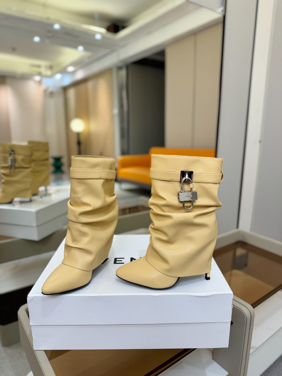 专柜正品级定制版本GIVENCHY𝐒𝐒 𝐧𝐞𝐰 高跟细跟短靴，市面最高版本纪梵希 锁扣 风靡整个时尚圈‼