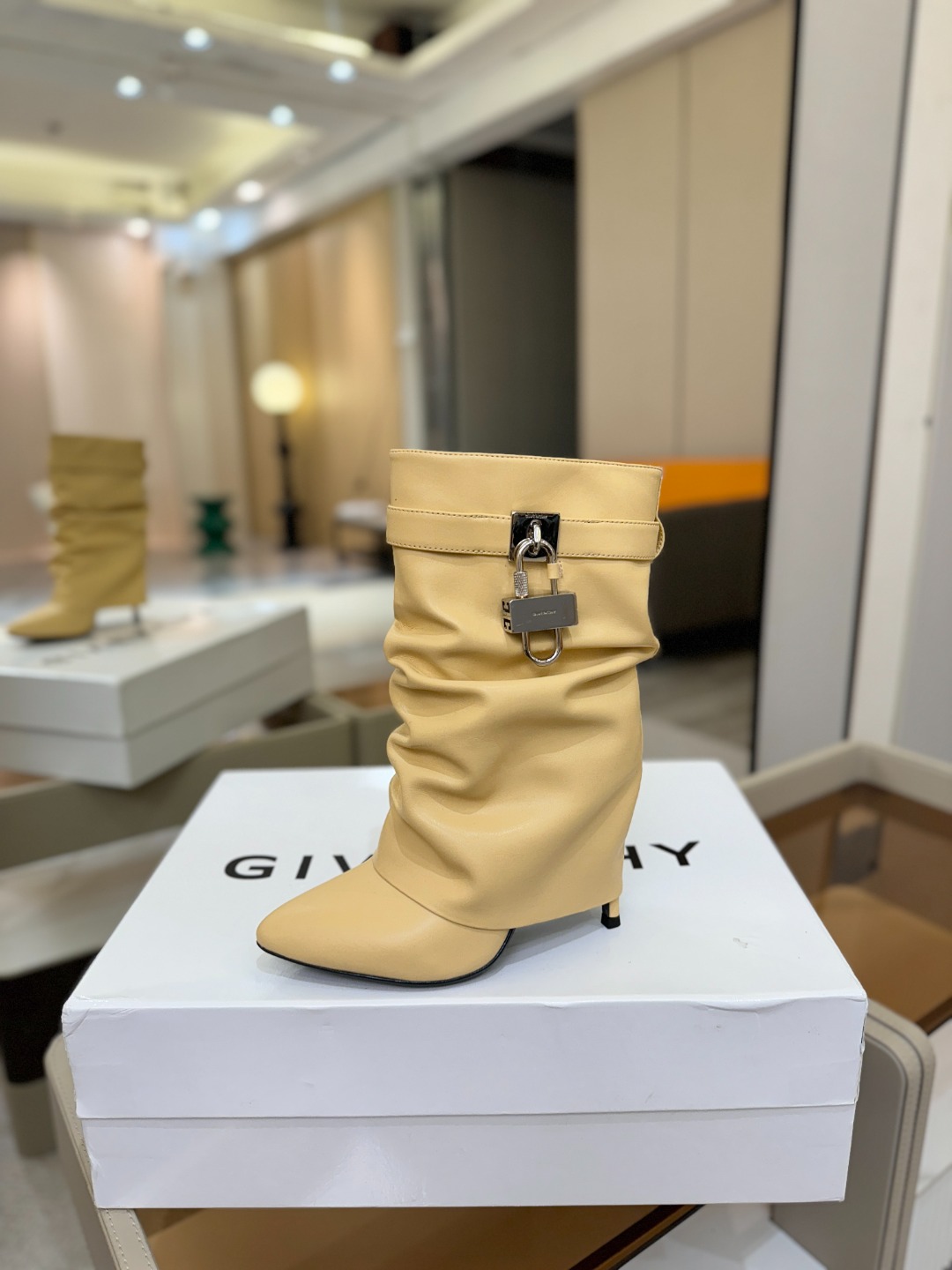 专柜正品级定制版本GIVENCHY𝐒𝐒 𝐧𝐞𝐰 高跟细跟短靴，市面最高版本纪梵希 锁扣 风靡整个时尚圈‼