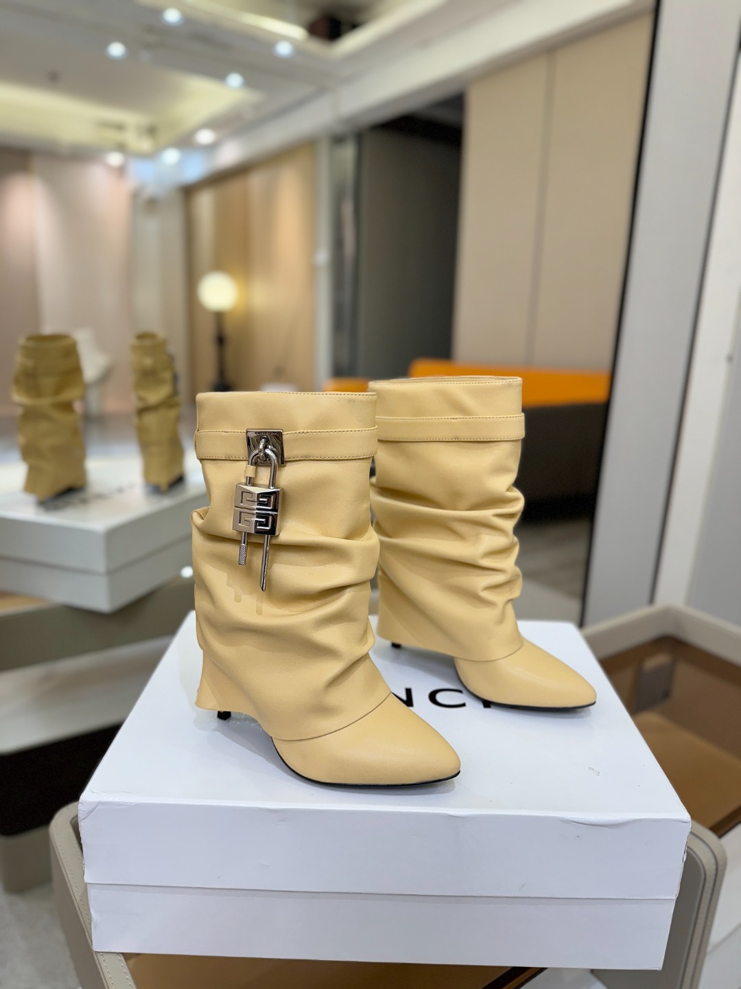 专柜正品级定制版本GIVENCHY𝐒𝐒 𝐧𝐞𝐰 高跟细跟短靴，市面最高版本纪梵希 锁扣 风靡整个时尚圈‼