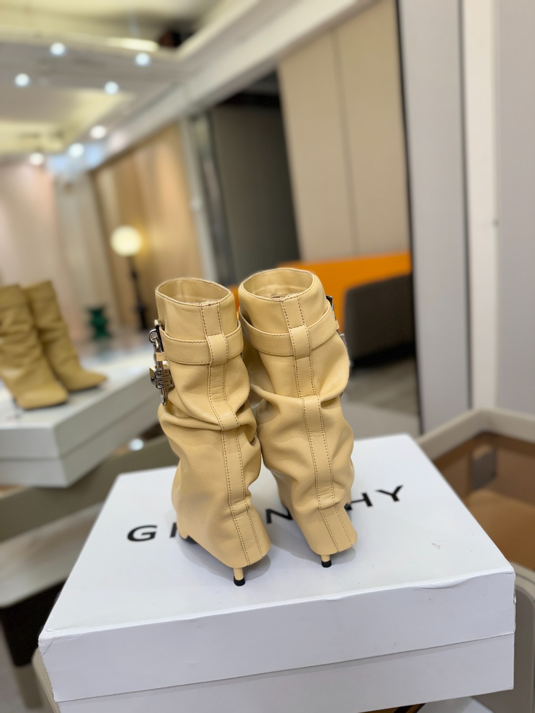专柜正品级定制版本GIVENCHY𝐒𝐒 𝐧𝐞𝐰 高跟细跟短靴，市面最高版本纪梵希 锁扣 风靡整个时尚圈‼