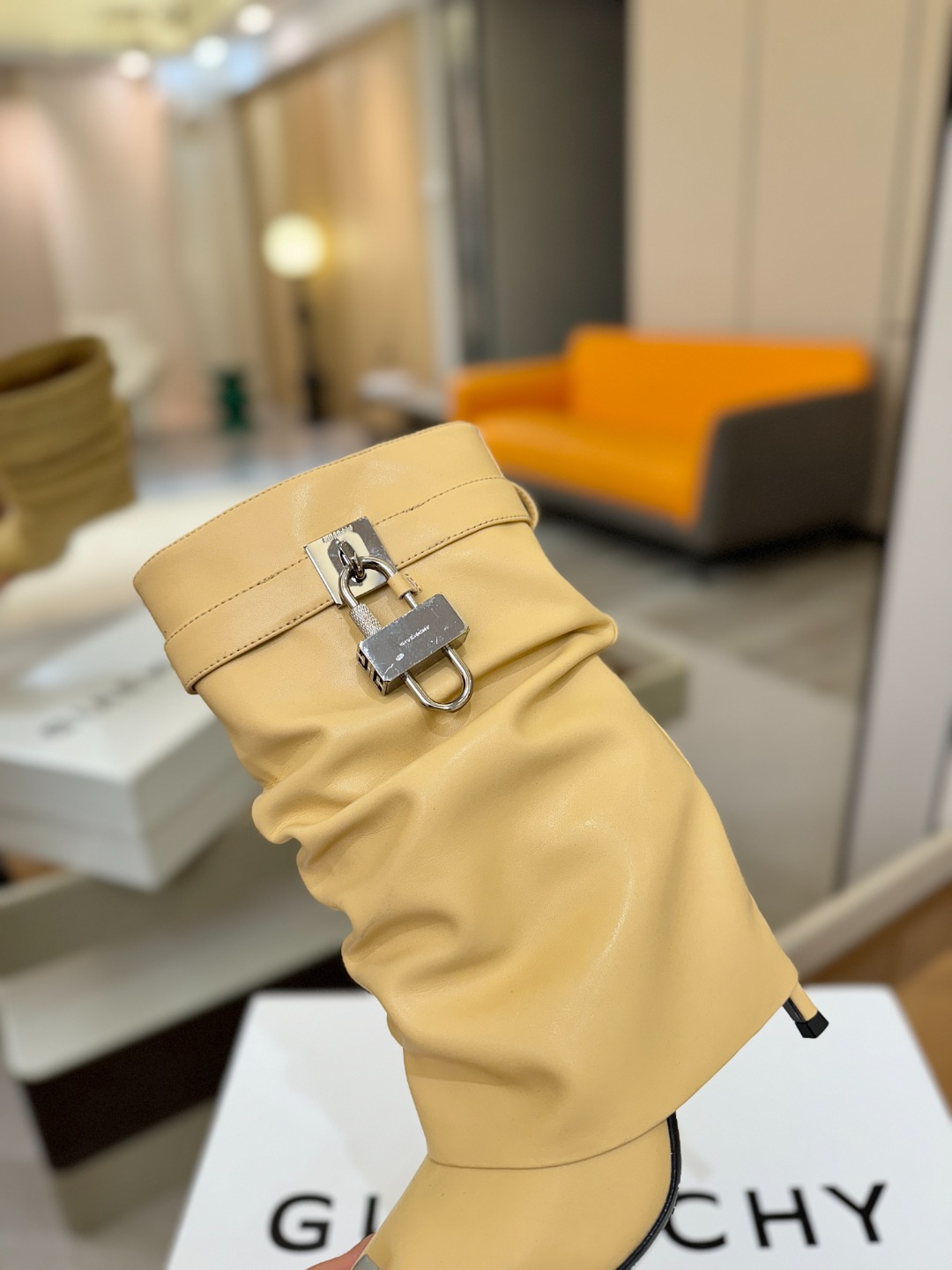 专柜正品级定制版本GIVENCHY𝐒𝐒 𝐧𝐞𝐰 高跟细跟短靴，市面最高版本纪梵希 锁扣 风靡整个时尚圈‼