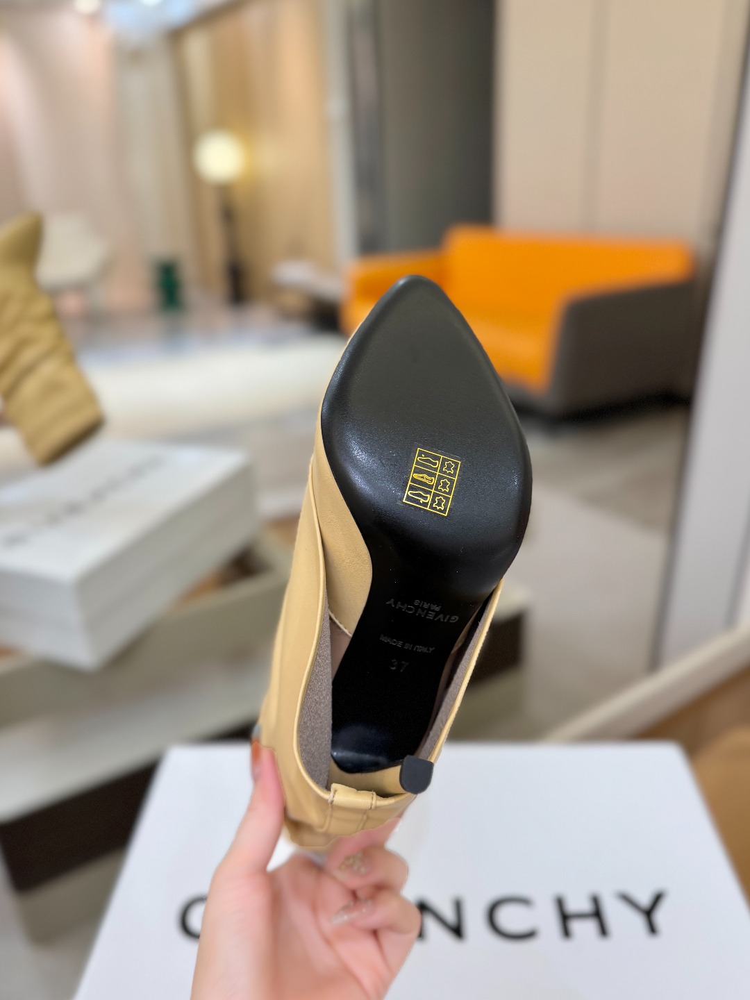 专柜正品级定制版本GIVENCHY𝐒𝐒 𝐧𝐞𝐰 高跟细跟短靴，市面最高版本纪梵希 锁扣 风靡整个时尚圈‼