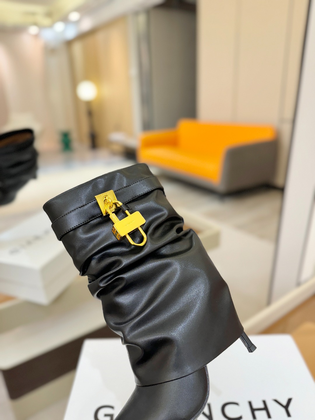专柜正品级定制版本GIVENCHY𝐒𝐒 𝐧𝐞𝐰 高跟细跟短靴，市面最高版本纪梵希 锁扣 风靡整个时尚圈‼