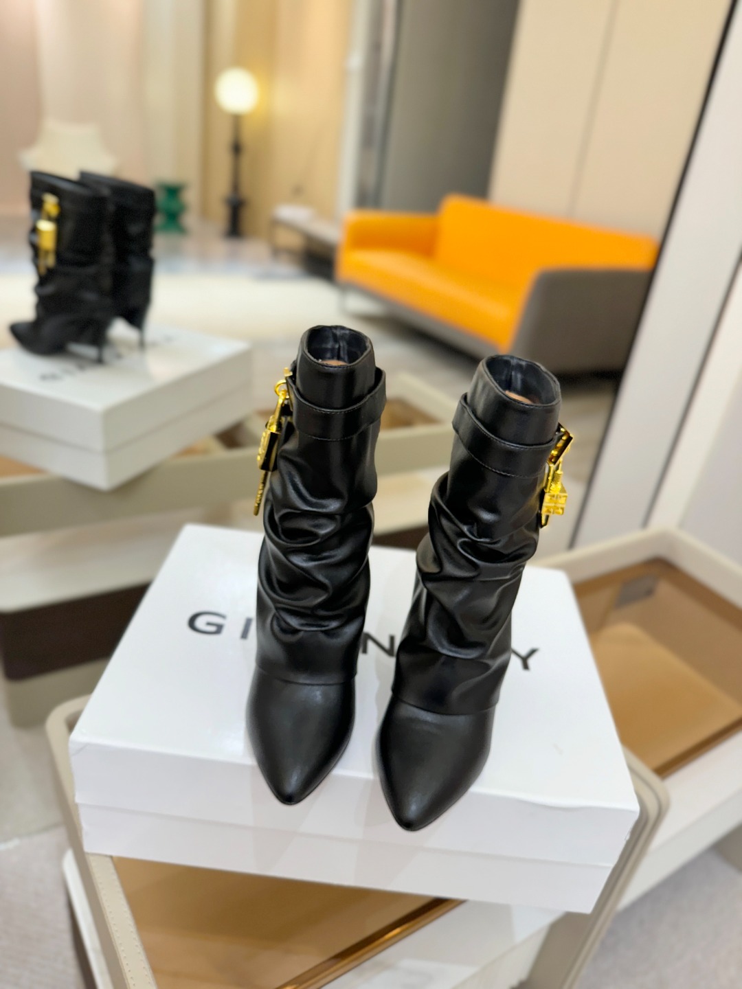 专柜正品级定制版本GIVENCHY𝐒𝐒 𝐧𝐞𝐰 高跟细跟短靴，市面最高版本纪梵希 锁扣 风靡整个时尚圈‼