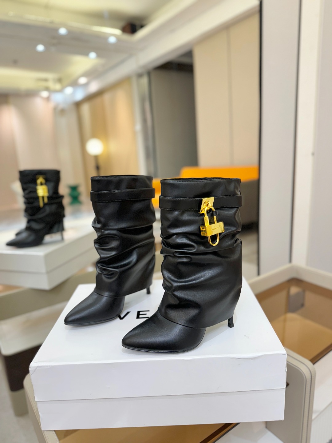 专柜正品级定制版本GIVENCHY𝐒𝐒 𝐧𝐞𝐰 高跟细跟短靴，市面最高版本纪梵希 锁扣 风靡整个时尚圈‼