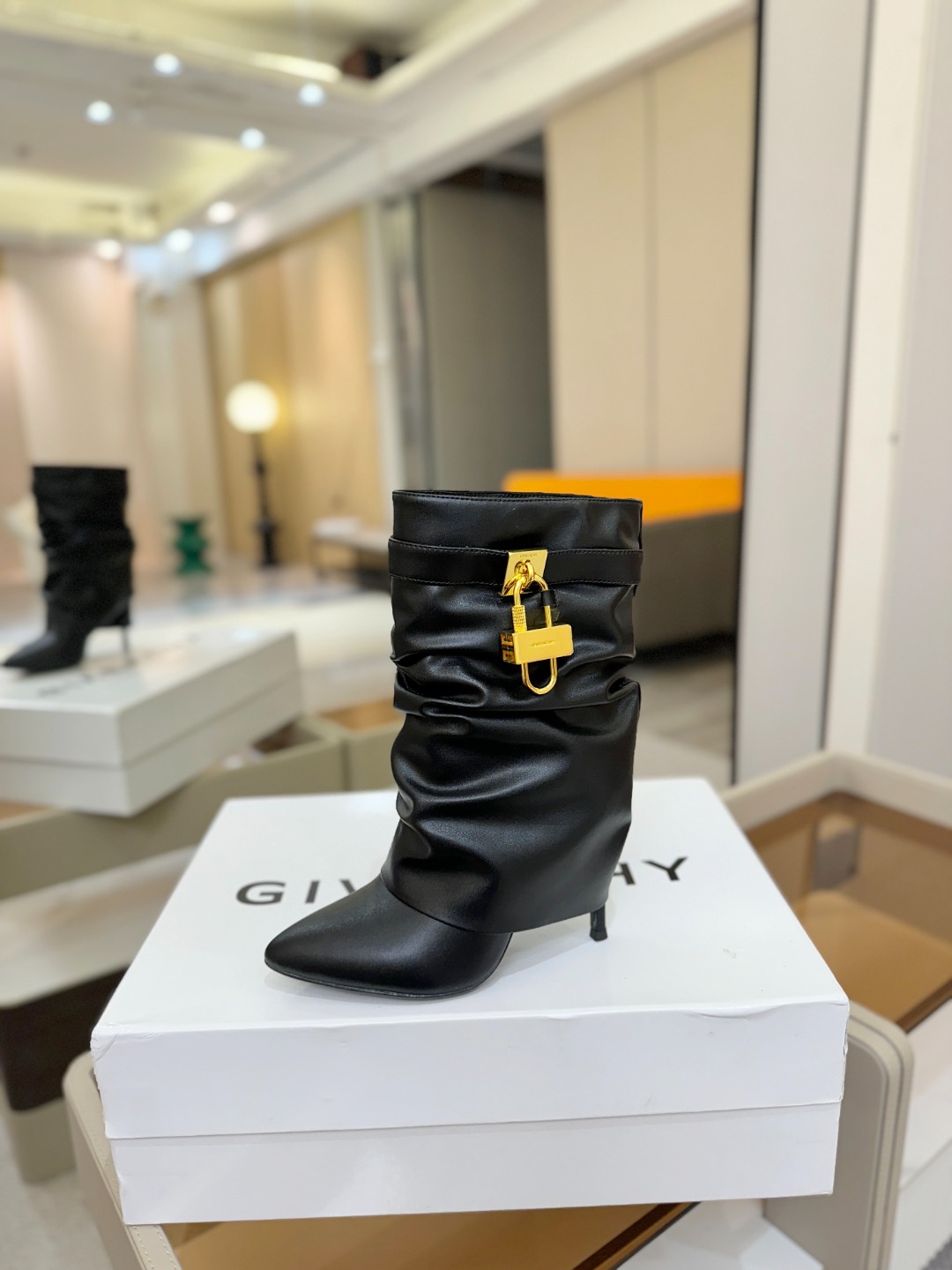 专柜正品级定制版本GIVENCHY𝐒𝐒 𝐧𝐞𝐰 高跟细跟短靴，市面最高版本纪梵希 锁扣 风靡整个时尚圈‼