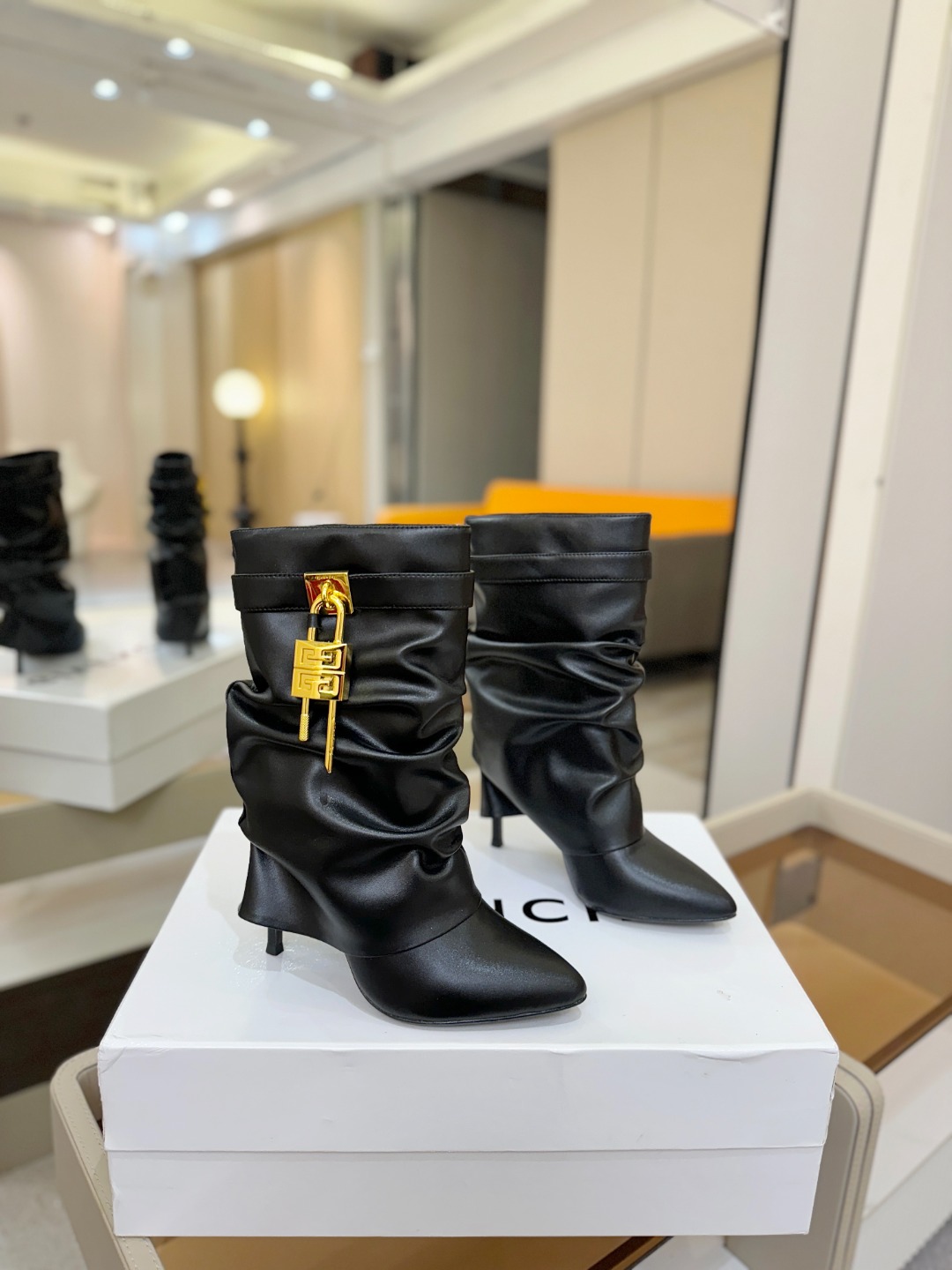 专柜正品级定制版本GIVENCHY𝐒𝐒 𝐧𝐞𝐰 高跟细跟短靴，市面最高版本纪梵希 锁扣 风靡整个时尚圈‼