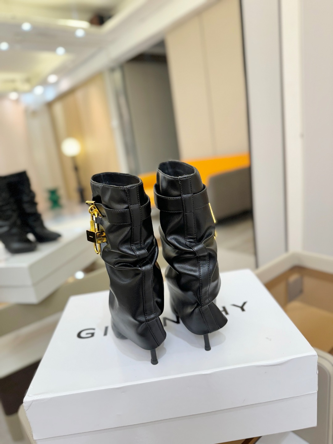 专柜正品级定制版本GIVENCHY𝐒𝐒 𝐧𝐞𝐰 高跟细跟短靴，市面最高版本纪梵希 锁扣 风靡整个时尚圈‼