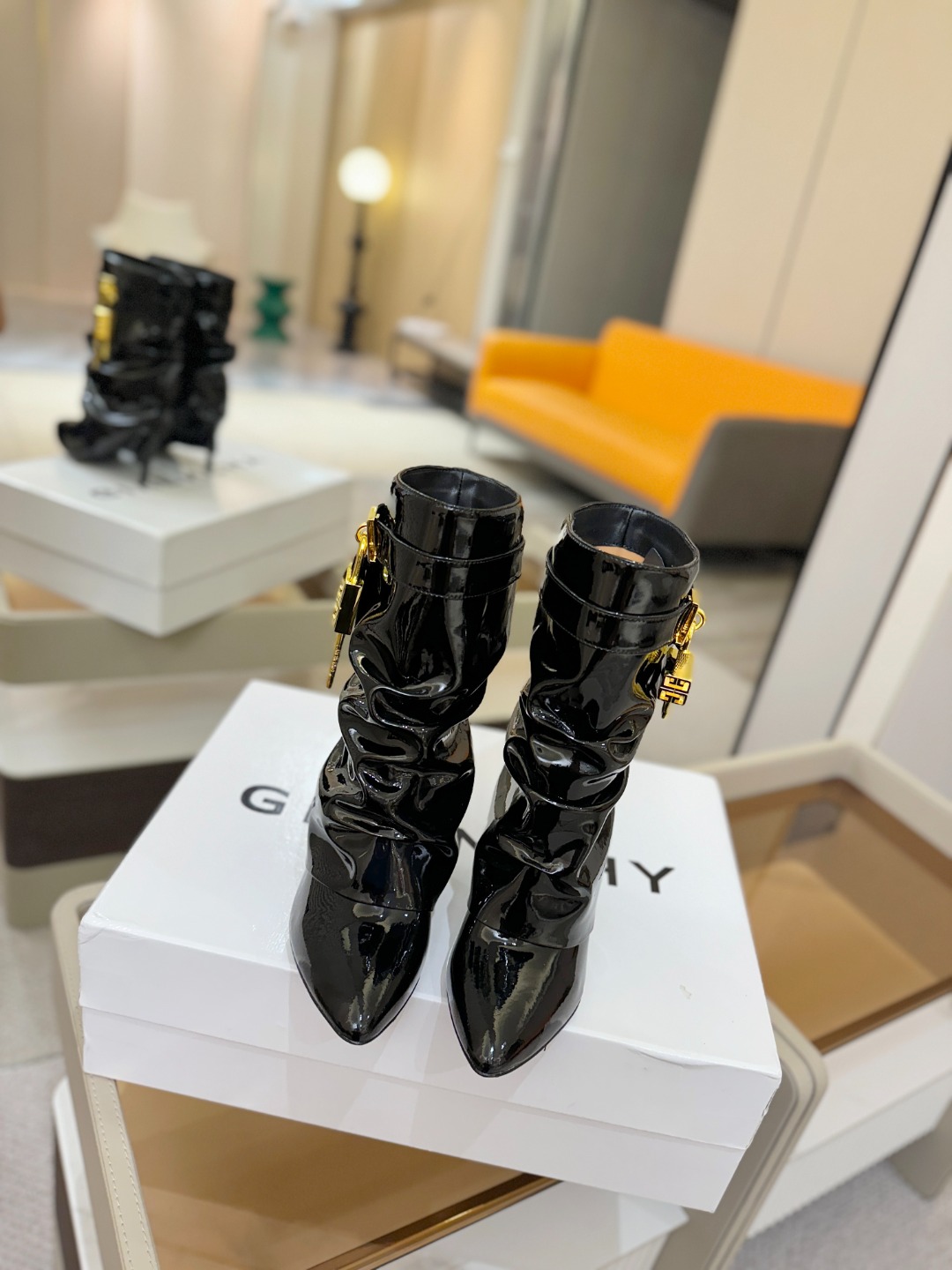 专柜正品级定制版本GIVENCHY𝐒𝐒 𝐧𝐞𝐰 高跟细跟短靴，市面最高版本纪梵希 锁扣 风靡整个时尚圈‼