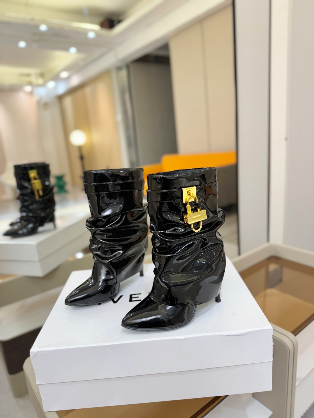 专柜正品级定制版本GIVENCHY𝐒𝐒 𝐧𝐞𝐰 高跟细跟短靴，市面最高版本纪梵希 锁扣 风靡整个时尚圈‼