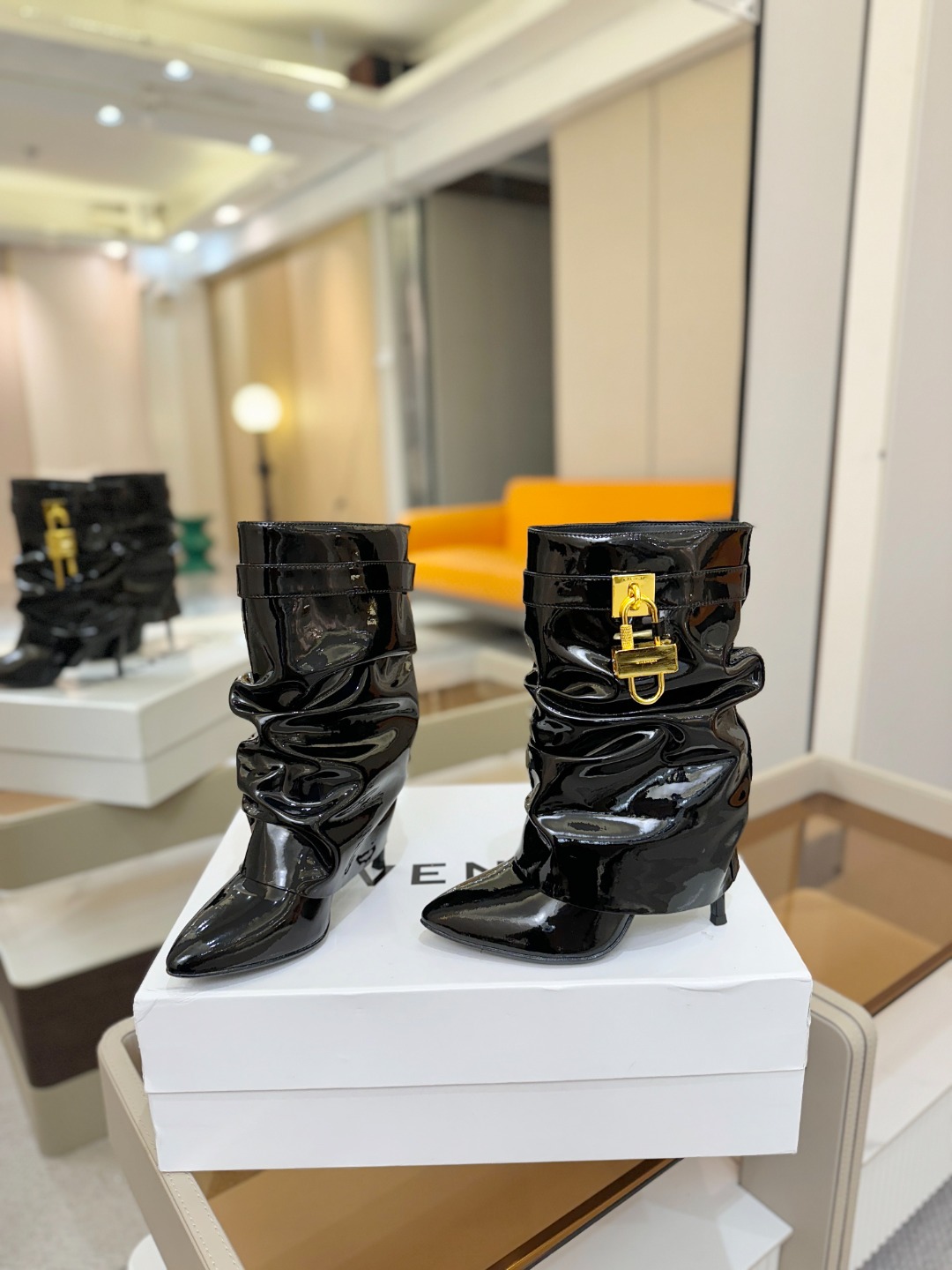 专柜正品级定制版本GIVENCHY𝐒𝐒 𝐧𝐞𝐰 高跟细跟短靴，市面最高版本纪梵希 锁扣 风靡整个时尚圈‼