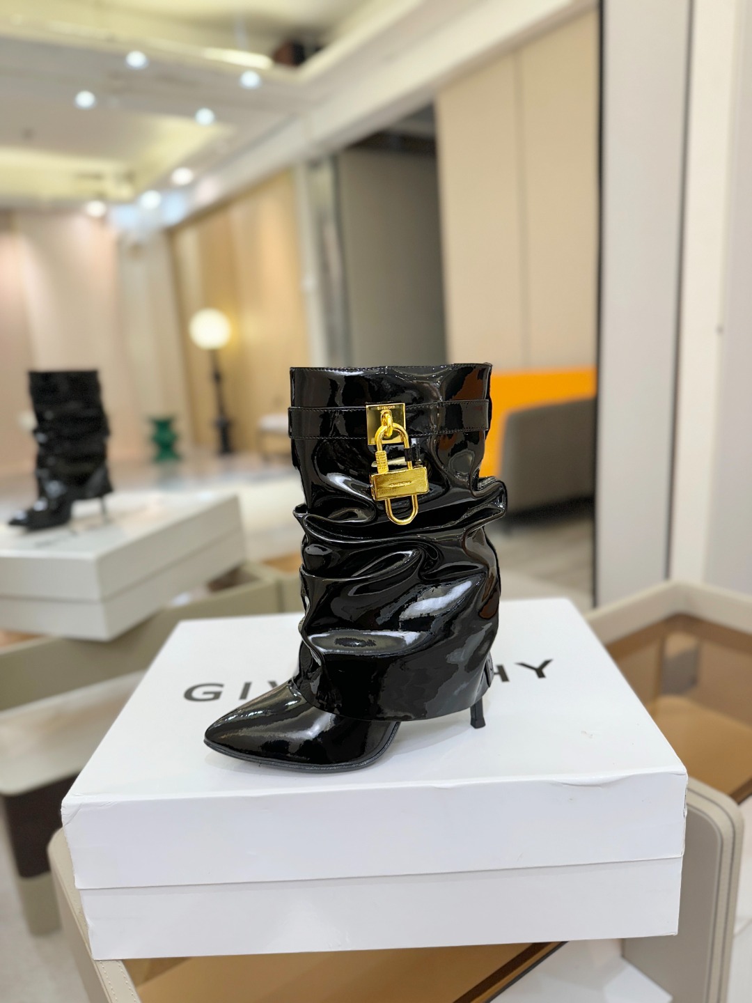 专柜正品级定制版本GIVENCHY𝐒𝐒 𝐧𝐞𝐰 高跟细跟短靴，市面最高版本纪梵希 锁扣 风靡整个时尚圈‼