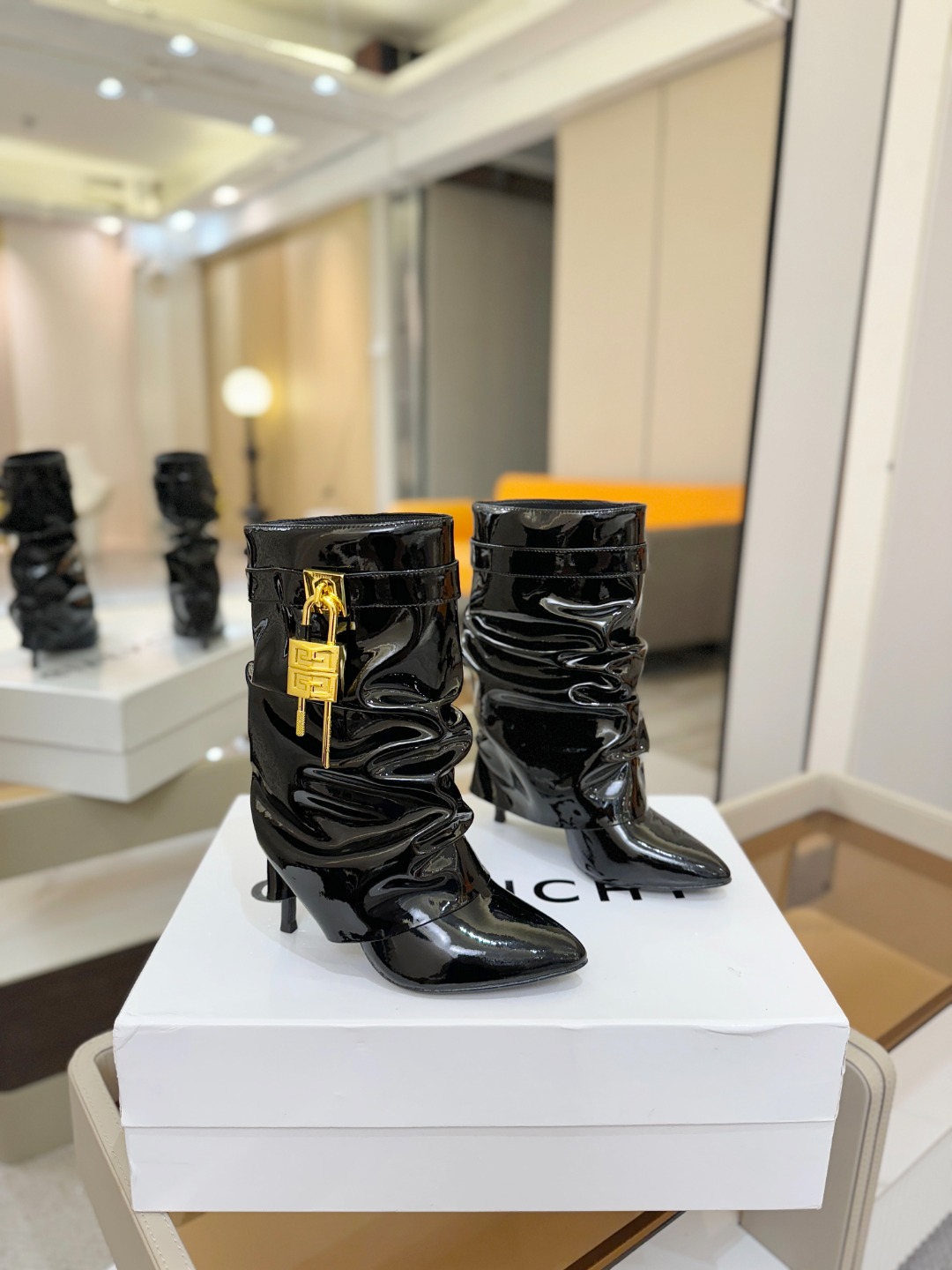 专柜正品级定制版本GIVENCHY𝐒𝐒 𝐧𝐞𝐰 高跟细跟短靴，市面最高版本纪梵希 锁扣 风靡整个时尚圈‼