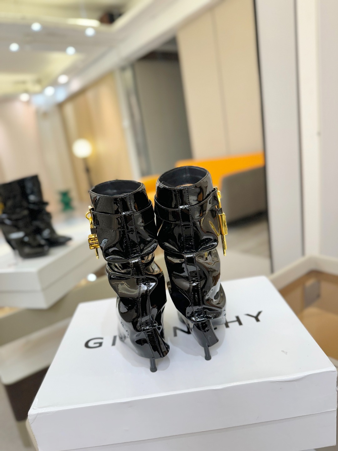 专柜正品级定制版本GIVENCHY𝐒𝐒 𝐧𝐞𝐰 高跟细跟短靴，市面最高版本纪梵希 锁扣 风靡整个时尚圈‼