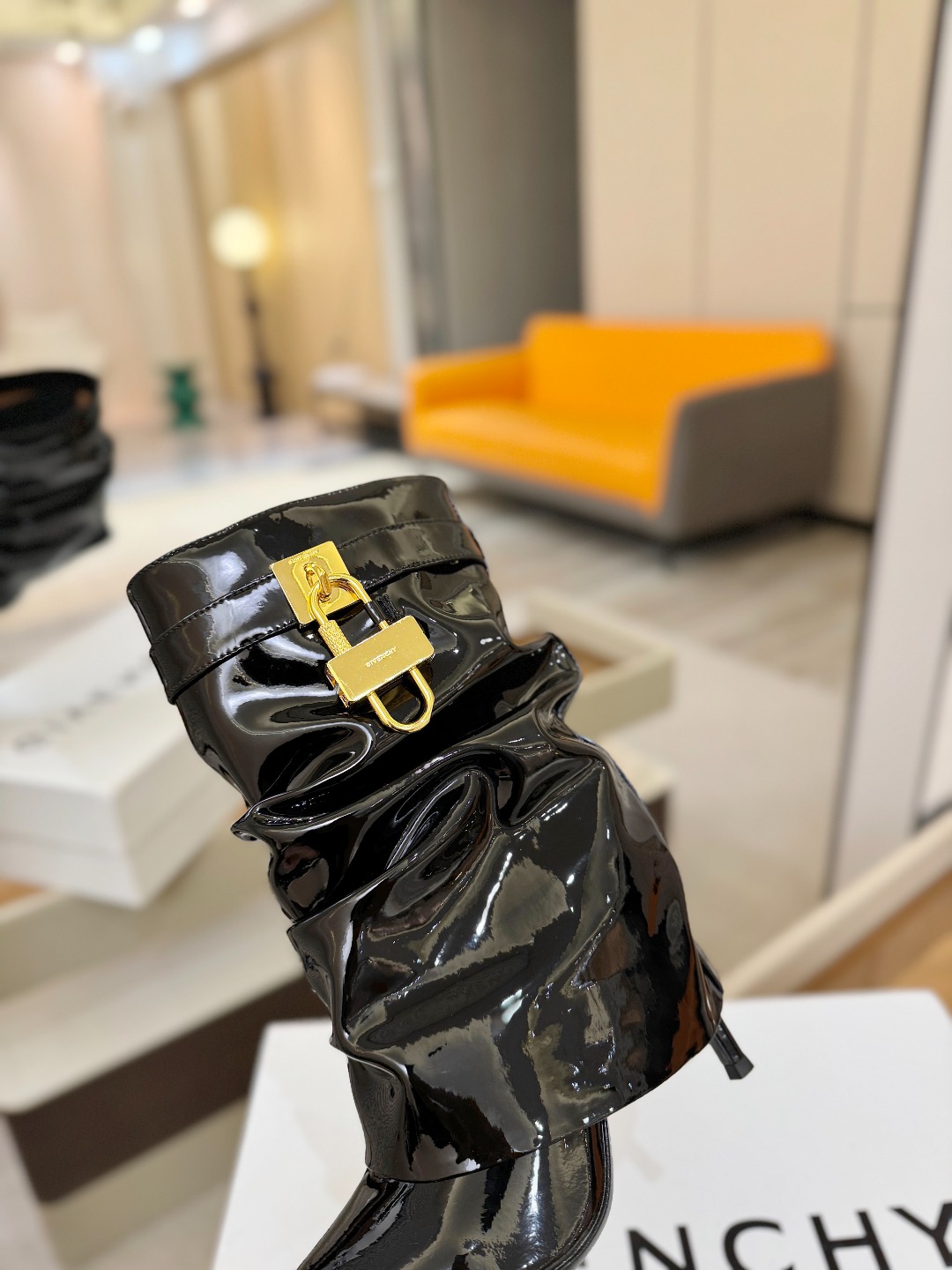 专柜正品级定制版本GIVENCHY𝐒𝐒 𝐧𝐞𝐰 高跟细跟短靴，市面最高版本纪梵希 锁扣 风靡整个时尚圈‼