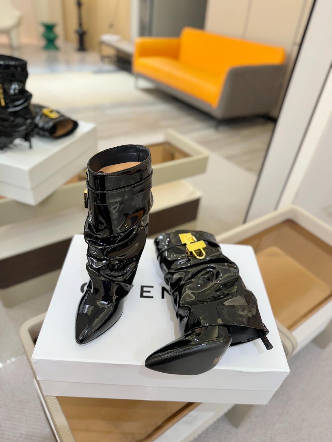专柜正品级定制版本GIVENCHY𝐒𝐒 𝐧𝐞𝐰 高跟细跟短靴，市面最高版本纪梵希 锁扣 风靡整个时尚圈‼