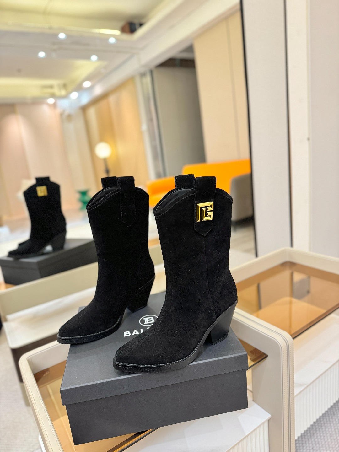 巴尔曼 秋冬款 尖头高跟一脚蹬短靴ʚ😊ɞ 品牌巴尔曼𝘽𝙖𝙡𝙢𝙖𝙞𝙣由法国时装设计师𝙥𝙞𝙚𝙧𝙧𝙚 𝘽𝙖𝙡𝙢