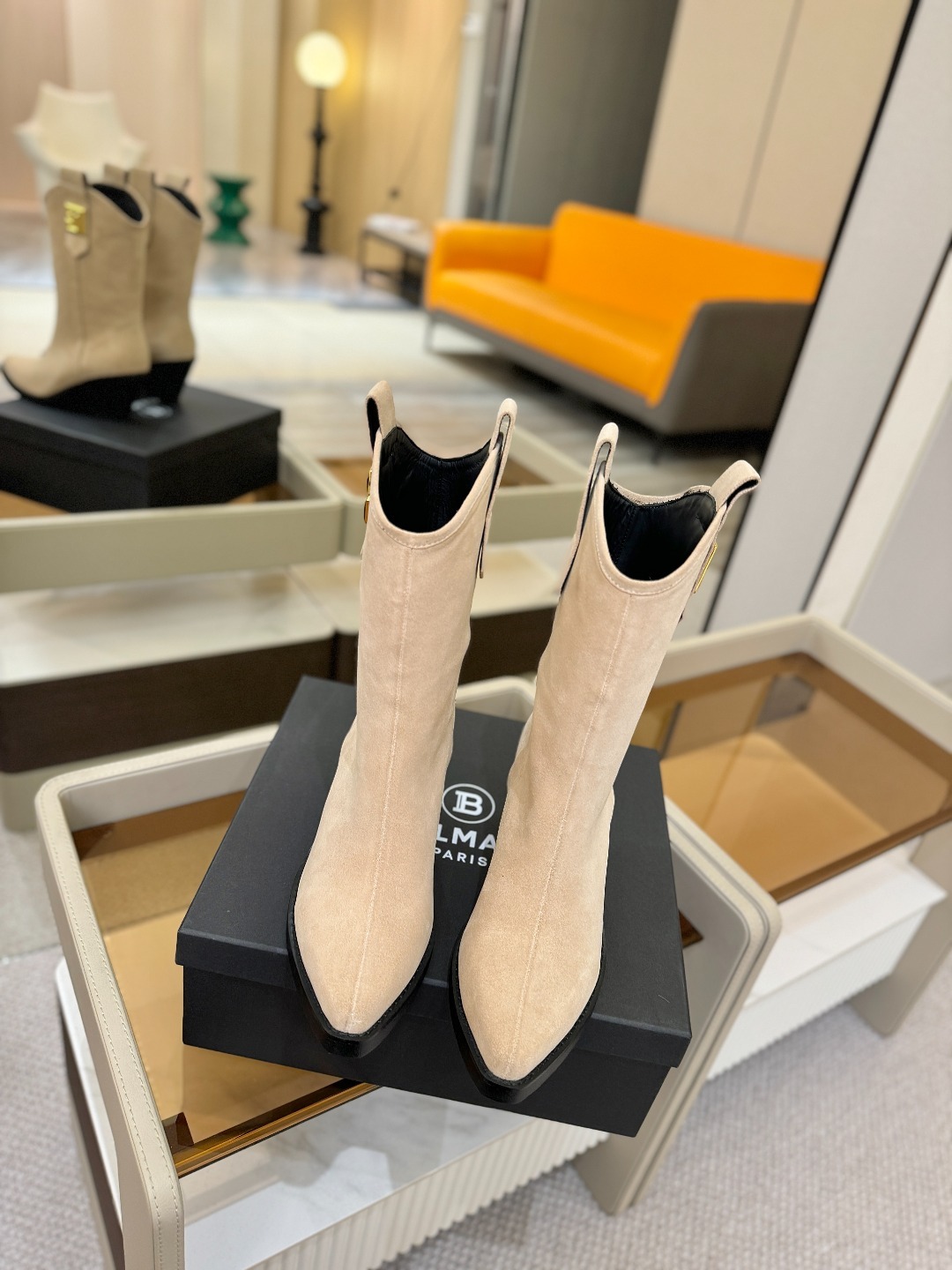 巴尔曼 秋冬款 尖头高跟一脚蹬短靴ʚ😊ɞ 品牌巴尔曼𝘽𝙖𝙡𝙢𝙖𝙞𝙣由法国时装设计师𝙥𝙞𝙚𝙧𝙧𝙚 𝘽𝙖𝙡𝙢