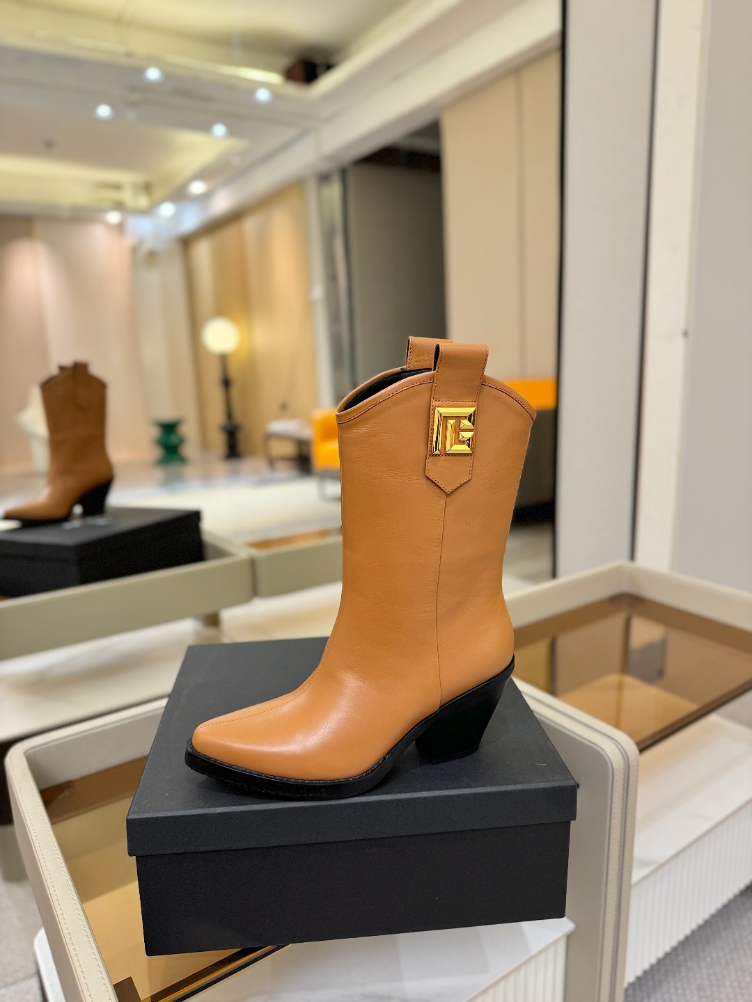 巴尔曼 秋冬款 尖头高跟一脚蹬短靴ʚ😊ɞ 品牌巴尔曼𝘽𝙖𝙡𝙢𝙖𝙞𝙣由法国时装设计师𝙥𝙞𝙚𝙧𝙧𝙚 𝘽𝙖𝙡𝙢
