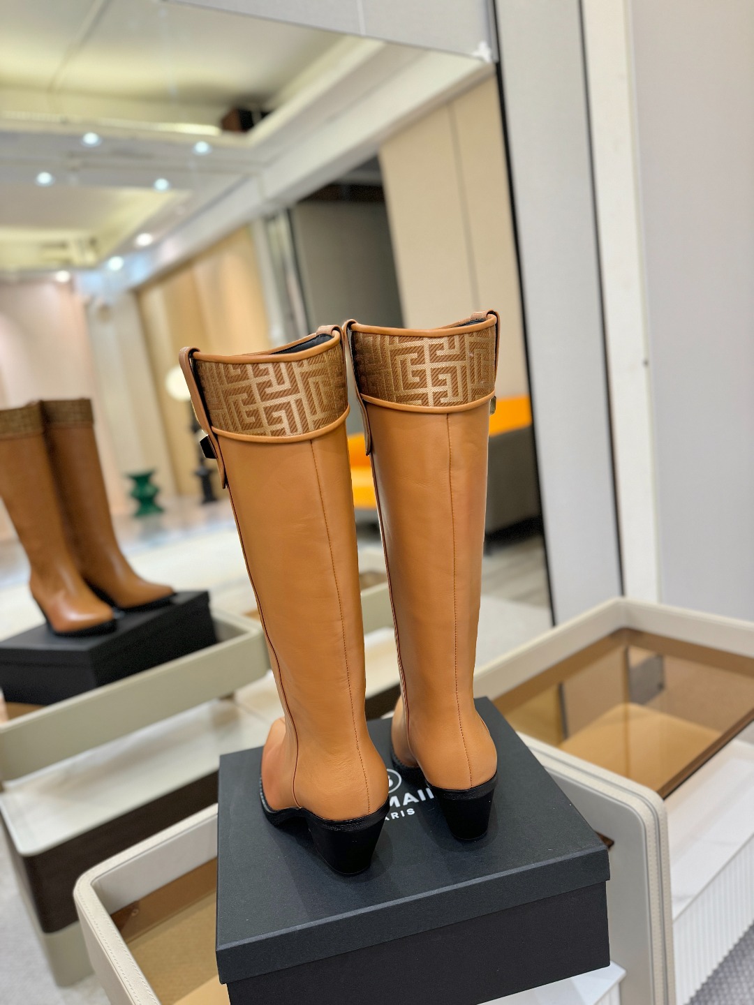 巴尔曼 秋冬款尖头高跟骑士靴ʚ😊ɞ 品牌巴尔曼𝘽𝙖𝙡𝙢𝙖𝙞𝙣由法国时装设计师𝙥𝙞𝙚𝙧𝙧𝙚 𝘽𝙖𝙡𝙢𝙖𝙞𝙣