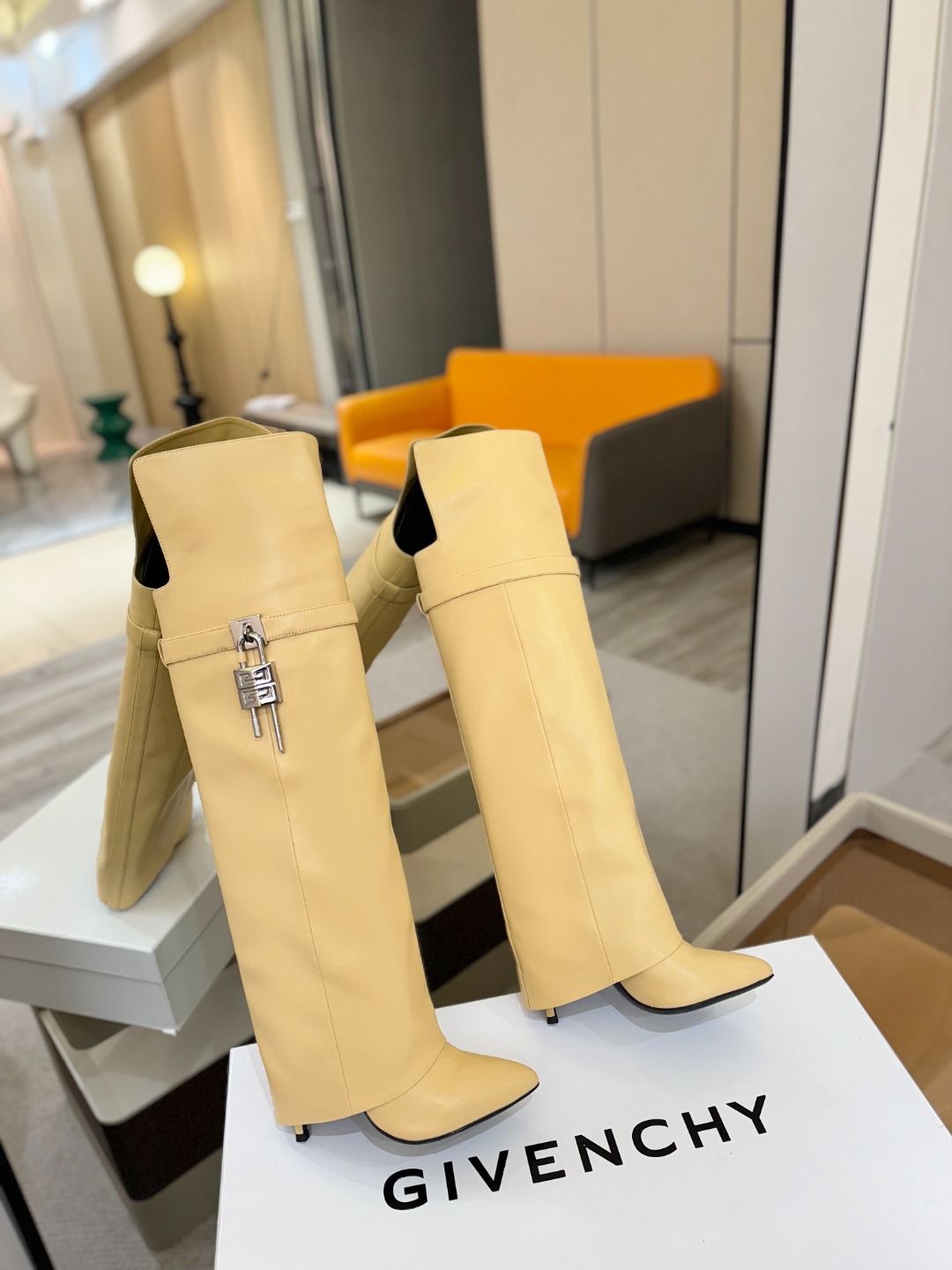 专柜正品级定制版本GIVENCHY𝐒𝐒 𝐧𝐞𝐰 高跟长靴，市面最高版本纪梵希 锁扣 风靡整个时尚圈‼️原