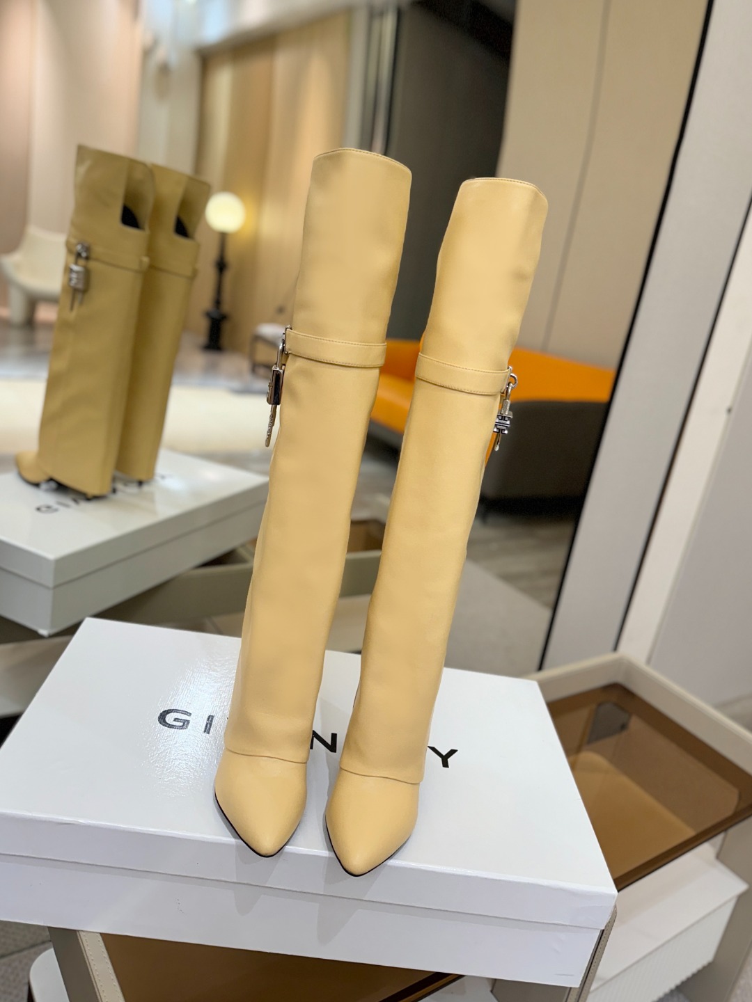 专柜正品级定制版本GIVENCHY𝐒𝐒 𝐧𝐞𝐰 高跟长靴，市面最高版本纪梵希 锁扣 风靡整个时尚圈‼️原