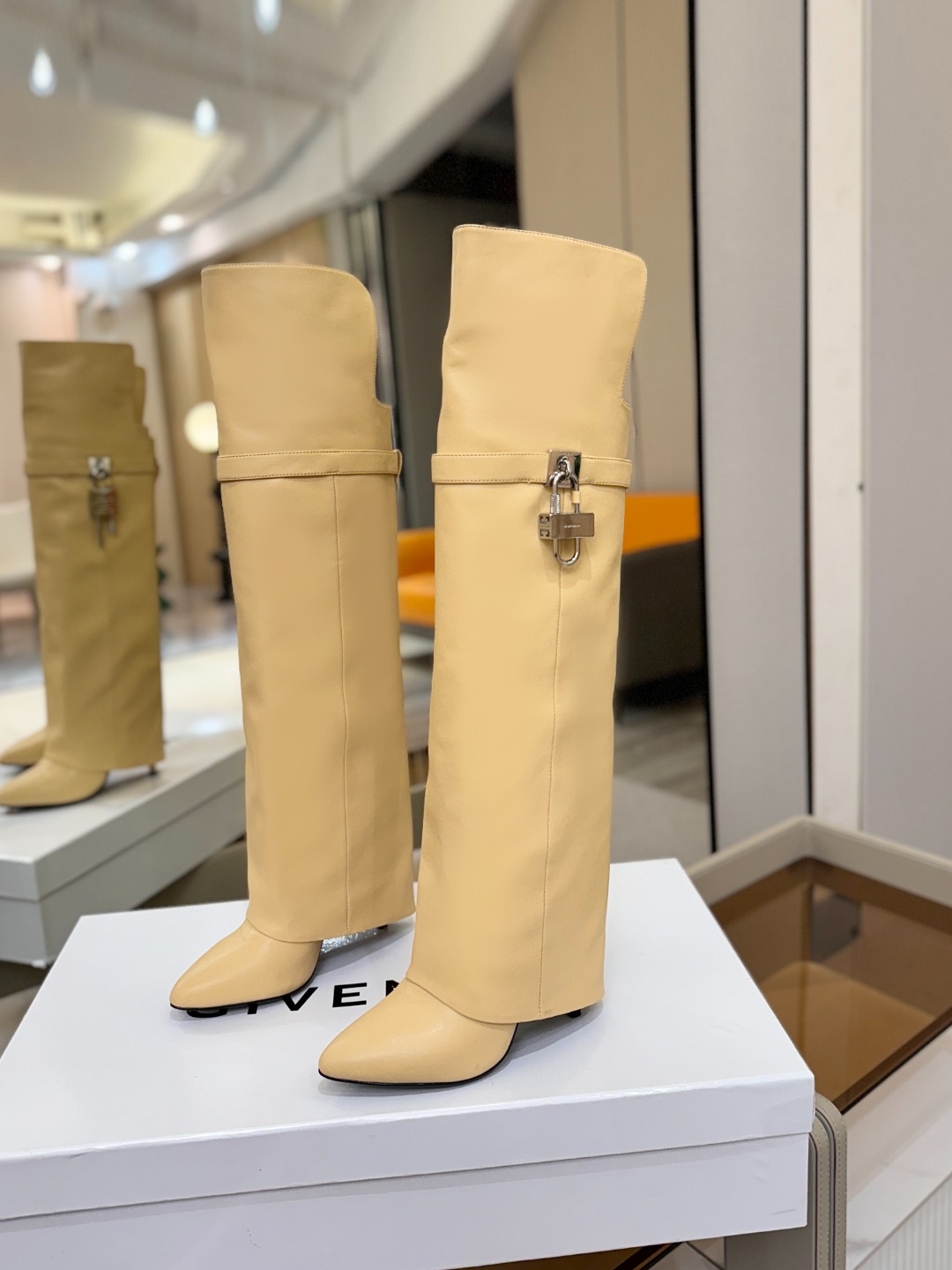 专柜正品级定制版本GIVENCHY𝐒𝐒 𝐧𝐞𝐰 高跟长靴，市面最高版本纪梵希 锁扣 风靡整个时尚圈‼️原