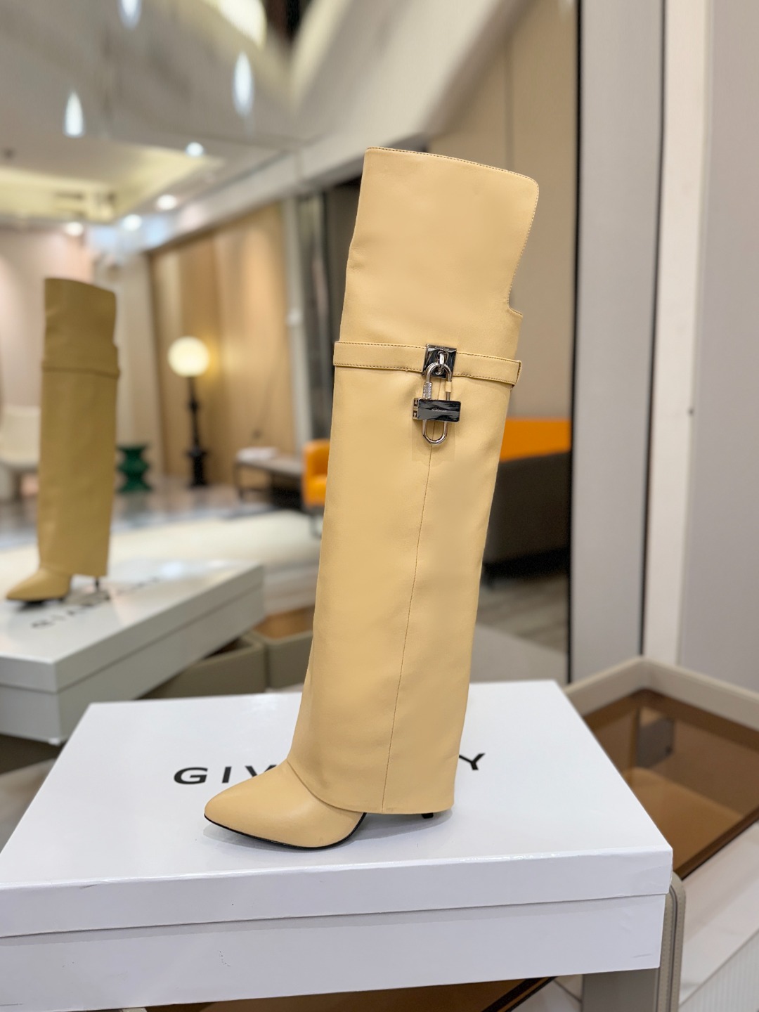 专柜正品级定制版本GIVENCHY𝐒𝐒 𝐧𝐞𝐰 高跟长靴，市面最高版本纪梵希 锁扣 风靡整个时尚圈‼️原