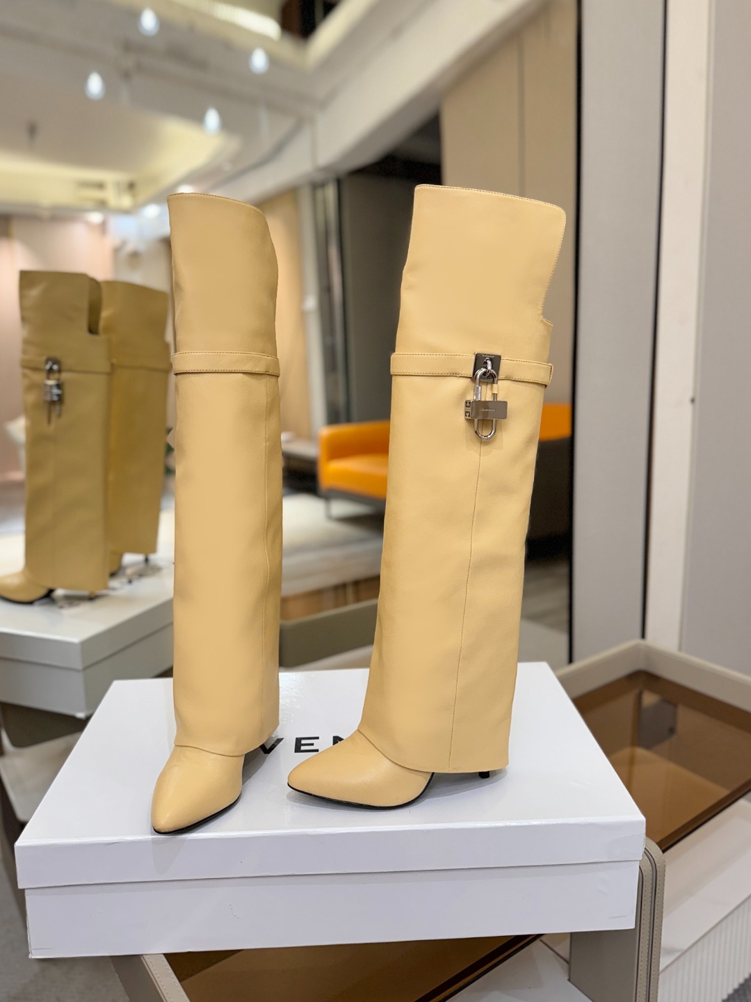 专柜正品级定制版本GIVENCHY𝐒𝐒 𝐧𝐞𝐰 高跟长靴，市面最高版本纪梵希 锁扣 风靡整个时尚圈‼️原