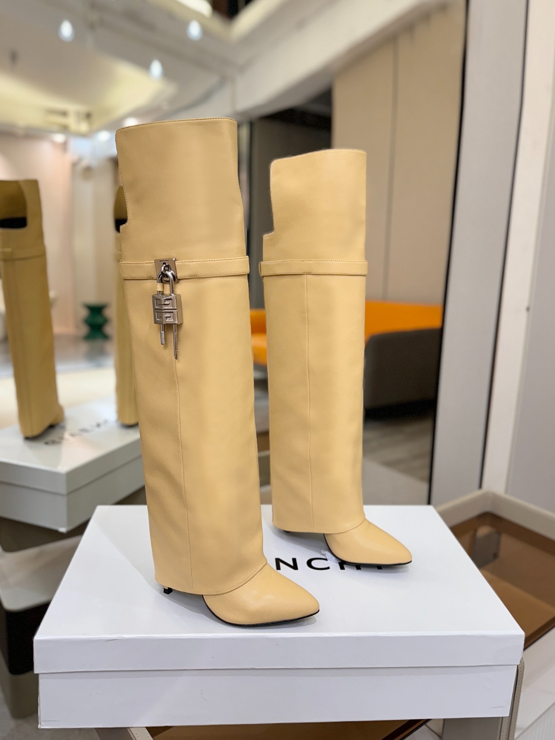 专柜正品级定制版本GIVENCHY𝐒𝐒 𝐧𝐞𝐰 高跟长靴，市面最高版本纪梵希 锁扣 风靡整个时尚圈‼️原