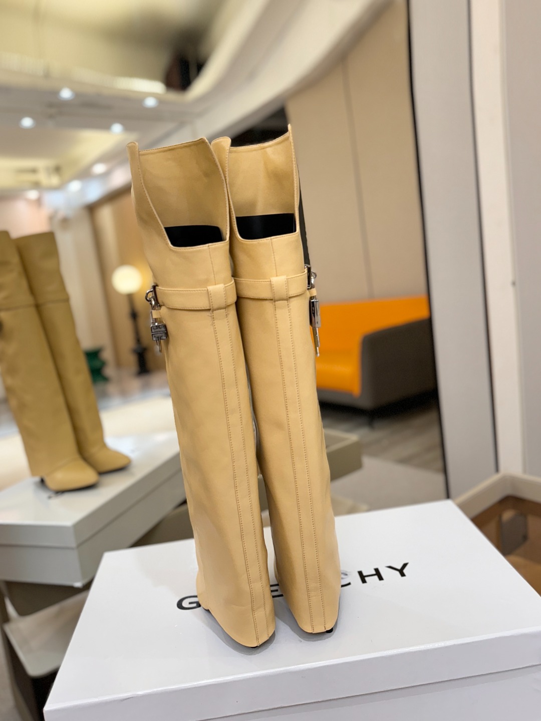 专柜正品级定制版本GIVENCHY𝐒𝐒 𝐧𝐞𝐰 高跟长靴，市面最高版本纪梵希 锁扣 风靡整个时尚圈‼️原