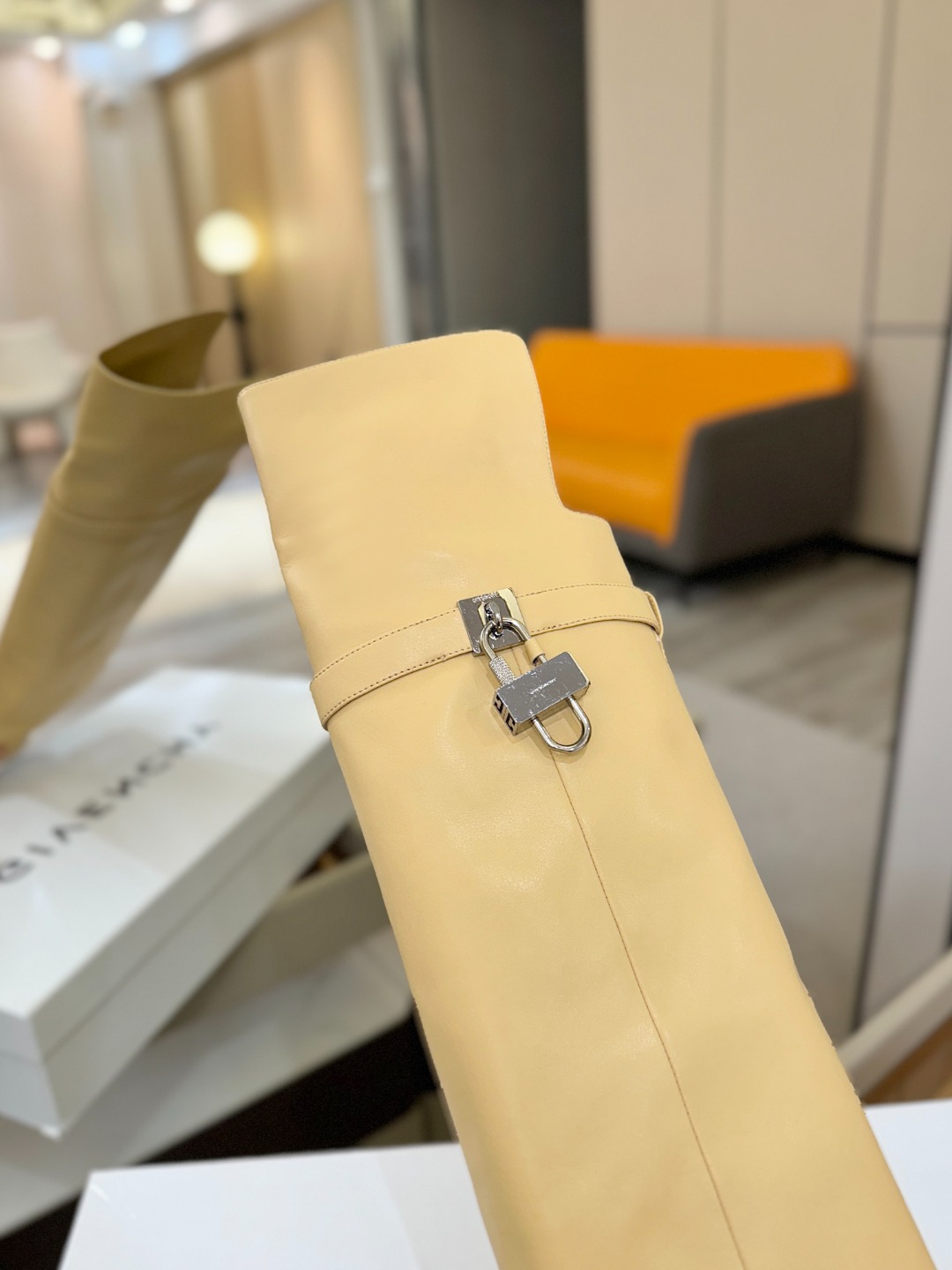 专柜正品级定制版本GIVENCHY𝐒𝐒 𝐧𝐞𝐰 高跟长靴，市面最高版本纪梵希 锁扣 风靡整个时尚圈‼️原